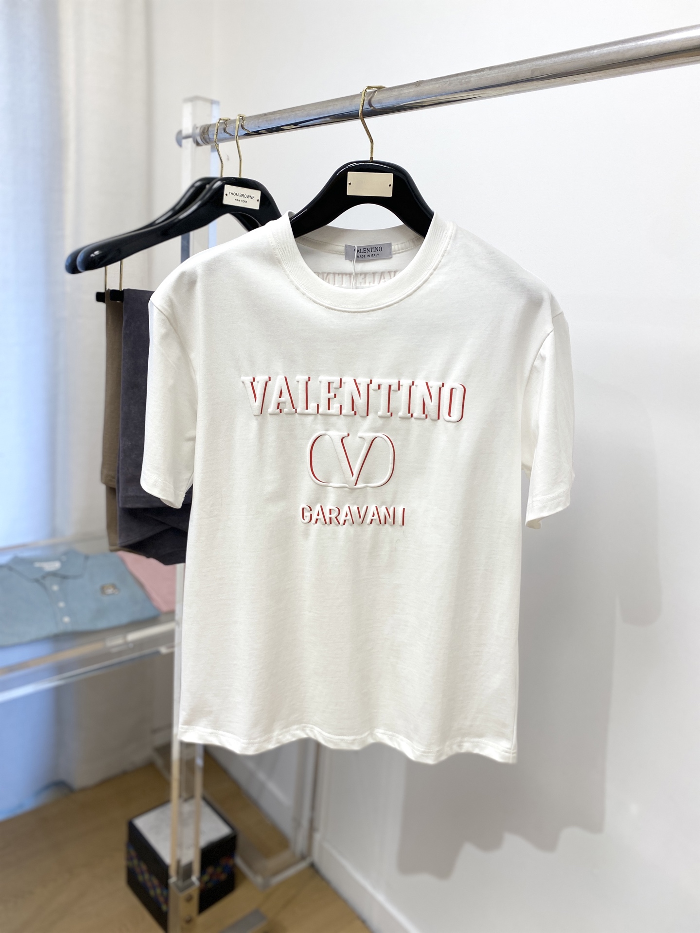 NO:141277,Valentino, the latest short-sleeved T-shirt in 2025, handsome and fashionable, top-grade printed pattern letter logo on the chest, simple and versatile style. The fabric cotton is not only crisp, maintains the trendy silhouette, and is also comfortable to wear, and the yarn is more delicate, the number M-3XL, valentino, T-shirt, tees, t-shirt, alexander wang19860909华伦天奴、2025最新款短袖T恤,帅气时尚,胸前顶级印花图案字母logo,简约百搭款.面料棉 不仅挺括,保持潮流的廓形,又穿着舒适,纱织更细腻,码数M-3XL,,valentino,T-shirt,tees，t-shirt,alexander wang,Men's clothing