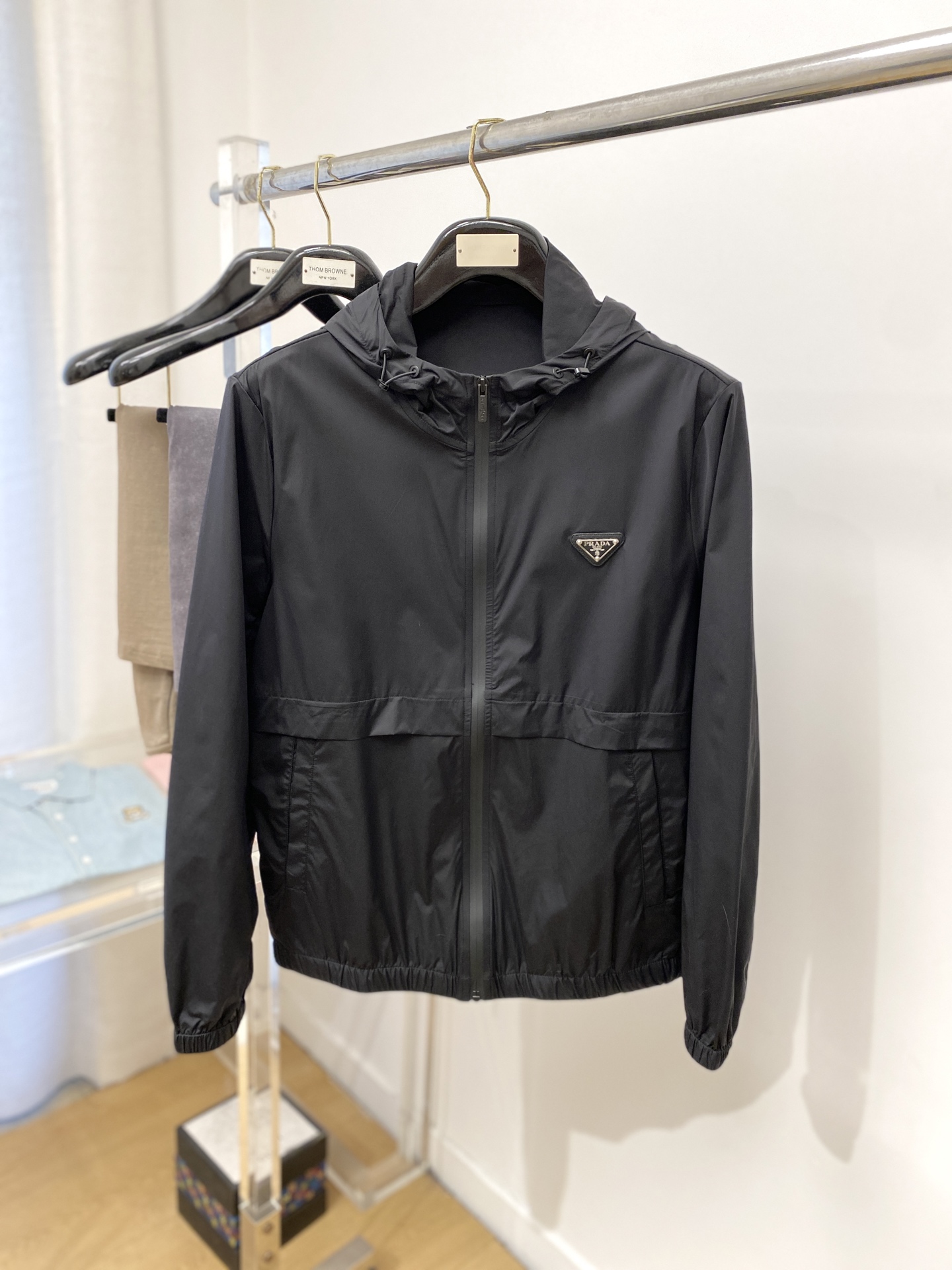 NO:526883,Prada, 2025 new sunscreen jacket, handsome and fashionable, chest hardware decorative triangle logo, simple and versatile style. Fabric cotton is not only crisp, maintains a fashionable silhouette, but also comfortable to wear, and the yarn is more delicate, the number M-3XL, prada, jackets & coats, alexander wang19860909普拉达、2025新品防晒衣外套,帅气时尚,胸前五金装饰三角标logo,简约百搭款.面料棉 不仅挺括,保持潮流的廓形,又穿着舒适,纱织更细腻,码数M-3XL,,prada,jackets & coats,alexander wang,Men's clothing