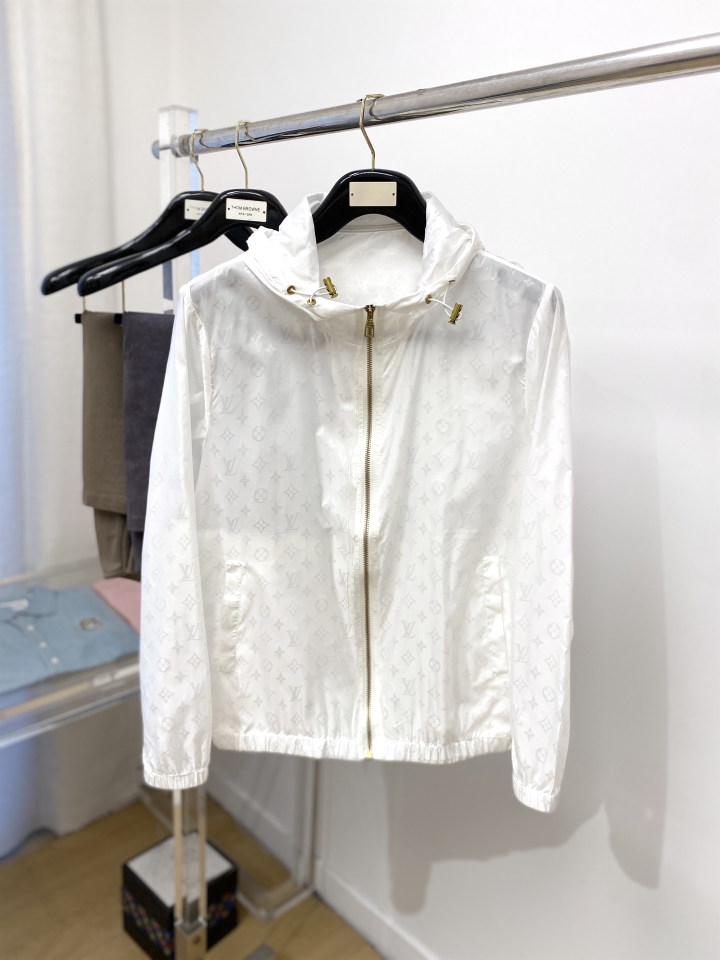 NO:489654,Louis Vuitton, 2025 new sunscreen jacket, handsome and fashionable, top-level digital positioning print pattern letter logo, simple and versatile style. Fabric cotton is not only crisp, maintains a fashionable silhouette, and is comfortable to wear, and the yarn is more delicate. The number M-3XL, louis vuitton, jackets & coats, alexander wang19860909路易威登、2025新品防晒衣外套,帅气时尚,顶级数码定位印花图案字母logo,简约百搭款.面料棉 不仅挺括,保持潮流的廓形,又穿着舒适,纱织更细腻,码数M-3XL,,louis vuitton,jackets & coats,alexander wang,Men's clothing