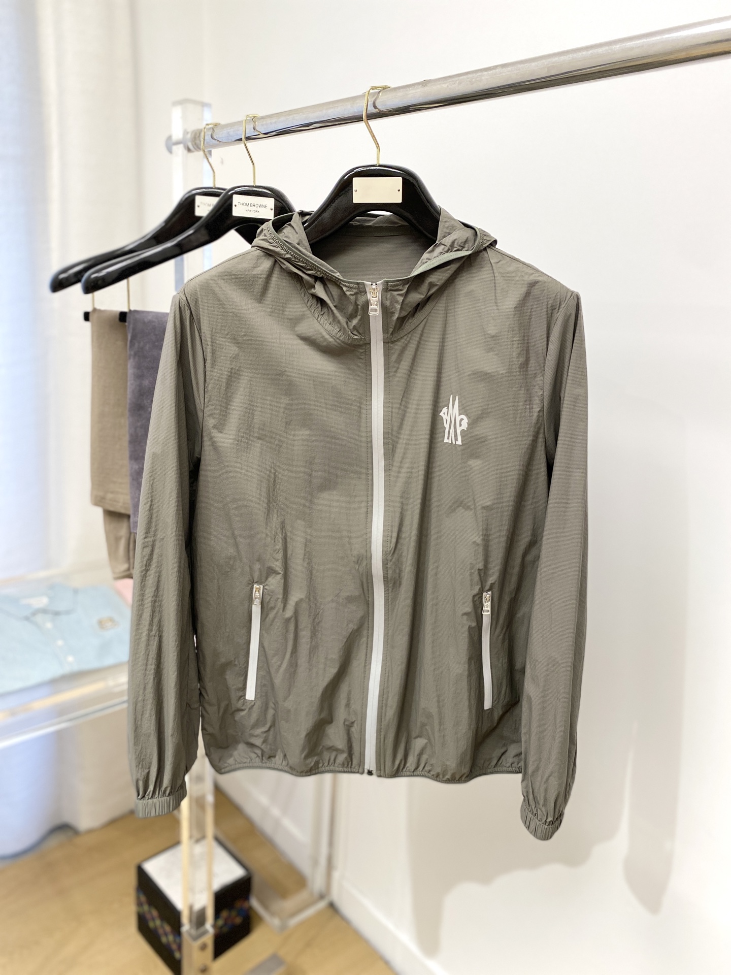 NO:489639,The cover, the new sunscreen jacket in 2025, handsome and fashionable, the top printed pattern logo on the chest, simple and versatile style. The fabric cotton is not only crisp, maintains the trendy silhouette, and is comfortable to wear, and the yarn is more delicate. The number of codes M-3XL, Moncler, jackets & coats, alexander wang19860909蒙口、2025新品防晒衣外套,帅气时尚,胸前顶级印花图案logo,简约百搭款.面料棉 不仅挺括,保持潮流的廓形,又穿着舒适,纱织更细腻,码数M-3XL,,Moncler,jackets & coats,alexander wang,Men's clothing