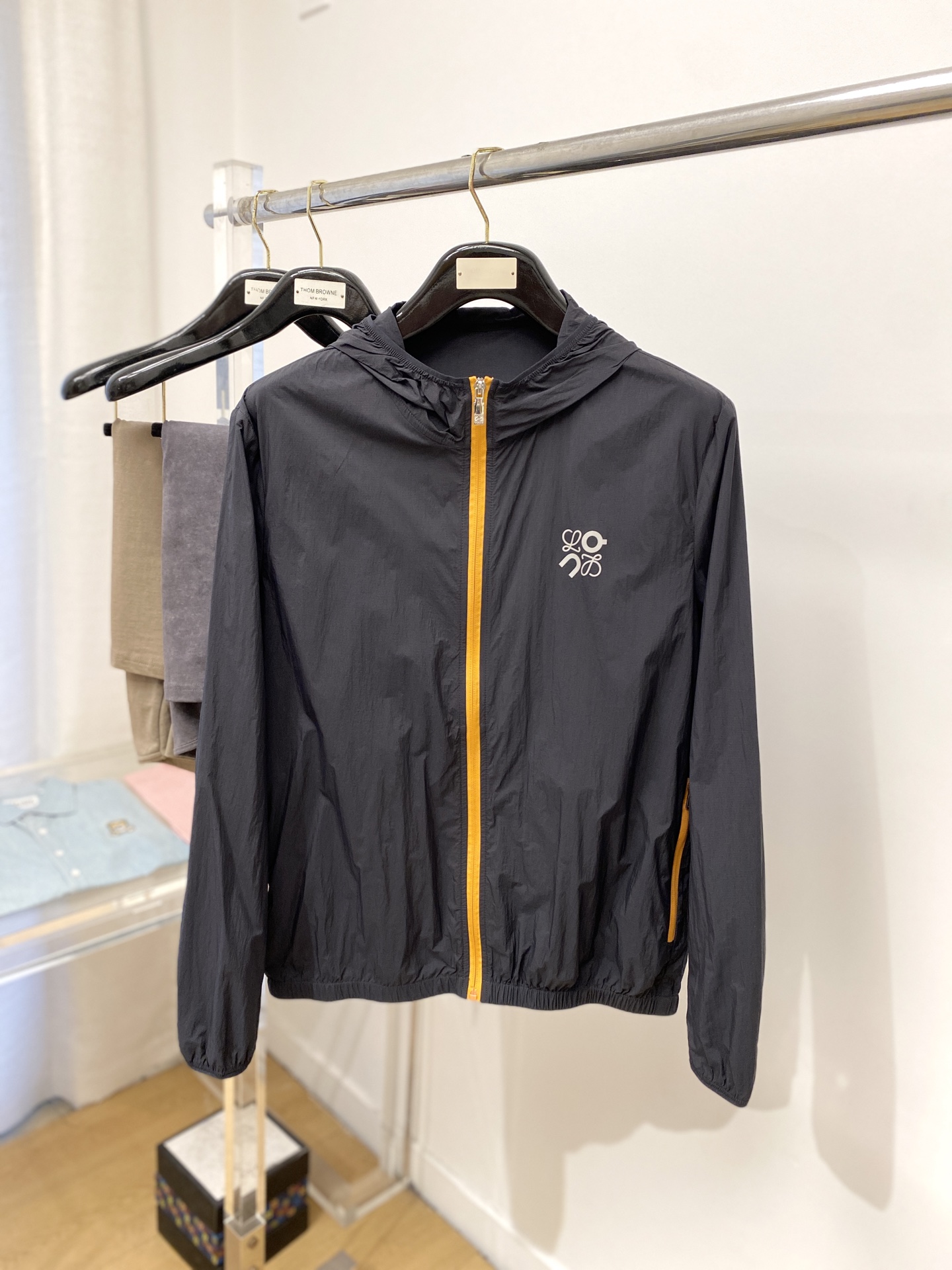 NO:489633,Luo Yiwei, 2025 new sunscreen jacket, handsome and fashionable, top-grade printed pattern logo on the chest, simple and versatile style. The fabric cotton is not only crisp, maintains the trendy silhouette, and is comfortable to wear, and the yarn is more delicate. The number of codes M-3XL, loewe, jackets & coats, alexander wang19860909罗意威、2025新品防晒衣外套,帅气时尚,胸前顶级印花图案logo,简约百搭款.面料棉 不仅挺括,保持潮流的廓形,又穿着舒适,纱织更细腻,码数M-3XL,,loewe,jackets & coats,alexander wang,Men's clothing