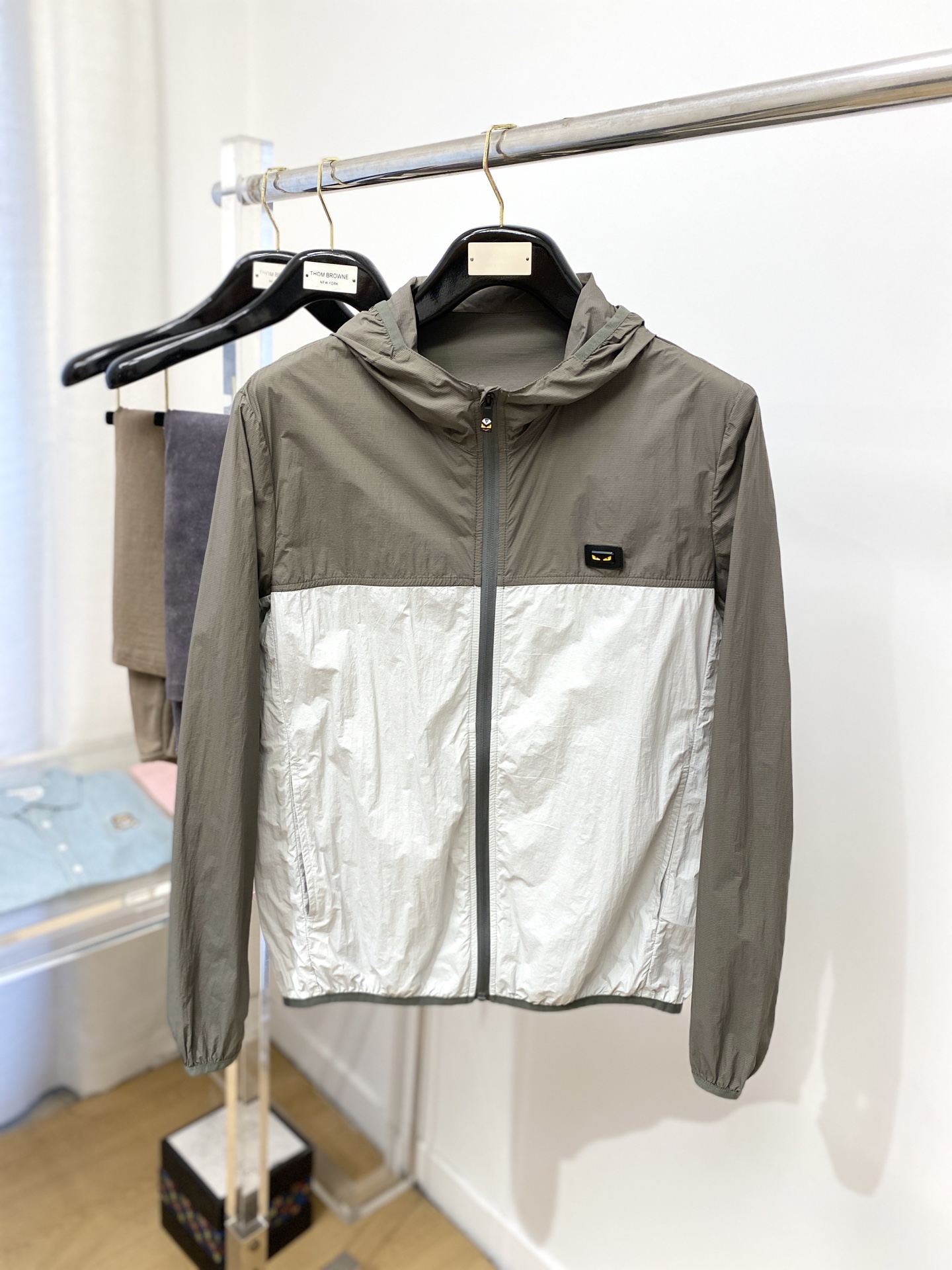 NO:489626,Fendi, 2025 new sunscreen jacket, handsome and fashionable, top-grade embroidered hardware decorative pattern logo on the chest, simple and versatile style. The fabric cotton is not only crisp, maintains the trendy silhouette, but also comfortable to wear, and the yarn is more delicate, the number M-3XL, fendi, jackets & coats, alexander wang19860909芬迪、2025新品防晒衣外套,帅气时尚,胸前顶级刺绣五金装饰图案logo,简约百搭款.面料棉 不仅挺括,保持潮流的廓形,又穿着舒适,纱织更细腻,码数M-3XL,,fendi,jackets & coats,alexander wang,Men's clothing