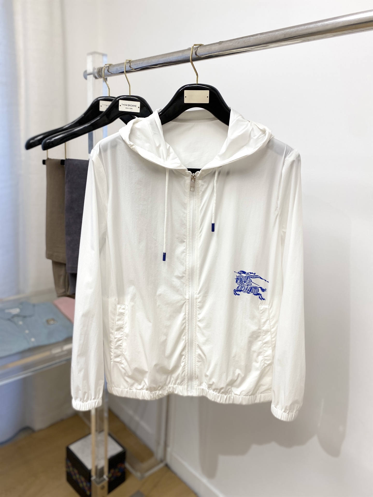 NO:489693,Burberry, the latest short-sleeved T-shirt in 2025, handsome and fashionable, top-grade printed pattern logo under the clothes, simple and versatile style. The fabric cotton is not only crisp, maintains the trendy silhouette, but also comfortable to wear, and the yarn is more delicate, the number M-3XL, burberry, T-shirt, tees, t-shirt, alexander wang19860909巴宝莉、2025最新款短袖T恤,帅气时尚,衣下顶级印花图案logo,简约百搭款.面料棉 不仅挺括,保持潮流的廓形,又穿着舒适,纱织更细腻,码数M-3XL,,burberry,T-shirt,tees，t-shirt,alexander wang,Men's clothing