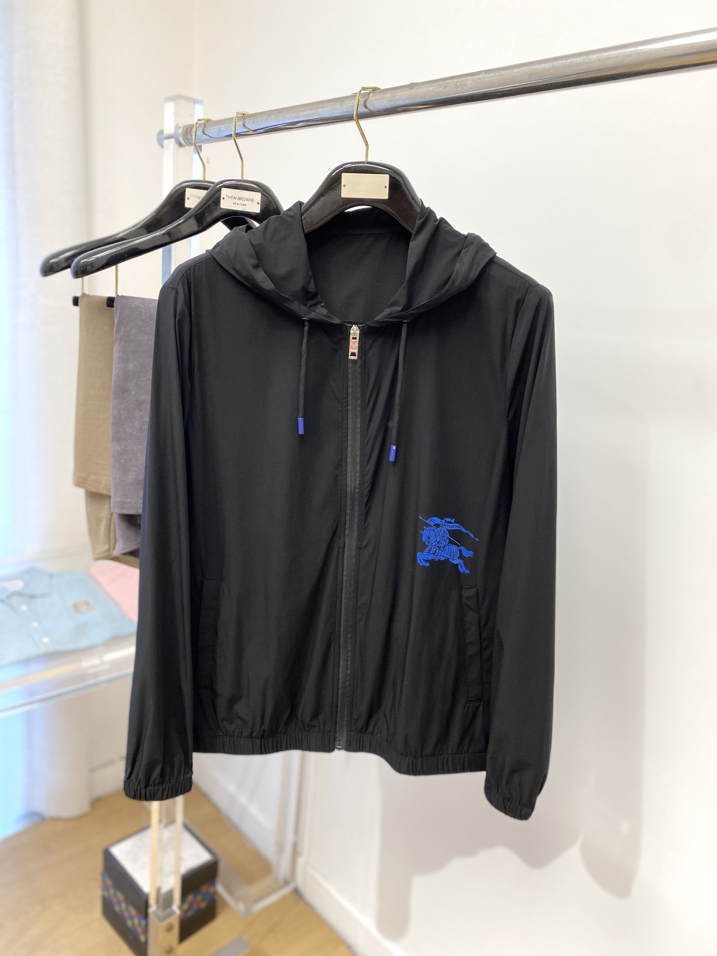 NO:489681,Burberry, 2025 new sunscreen jacket, handsome and fashionable, top-grade printed pattern logo under the clothes, simple and versatile style. The fabric cotton is not only crisp, maintains the trendy silhouette, and is comfortable to wear, and the yarn is more delicate. The number M-3XL, burberry, jackets & coats, alexander wang19860909巴宝莉、2025新品防晒衣外套,帅气时尚,衣下顶级印花图案logo,简约百搭款.面料棉 不仅挺括,保持潮流的廓形,又穿着舒适,纱织更细腻,码数M-3XL,,burberry,jackets & coats,alexander wang,Men's clothing