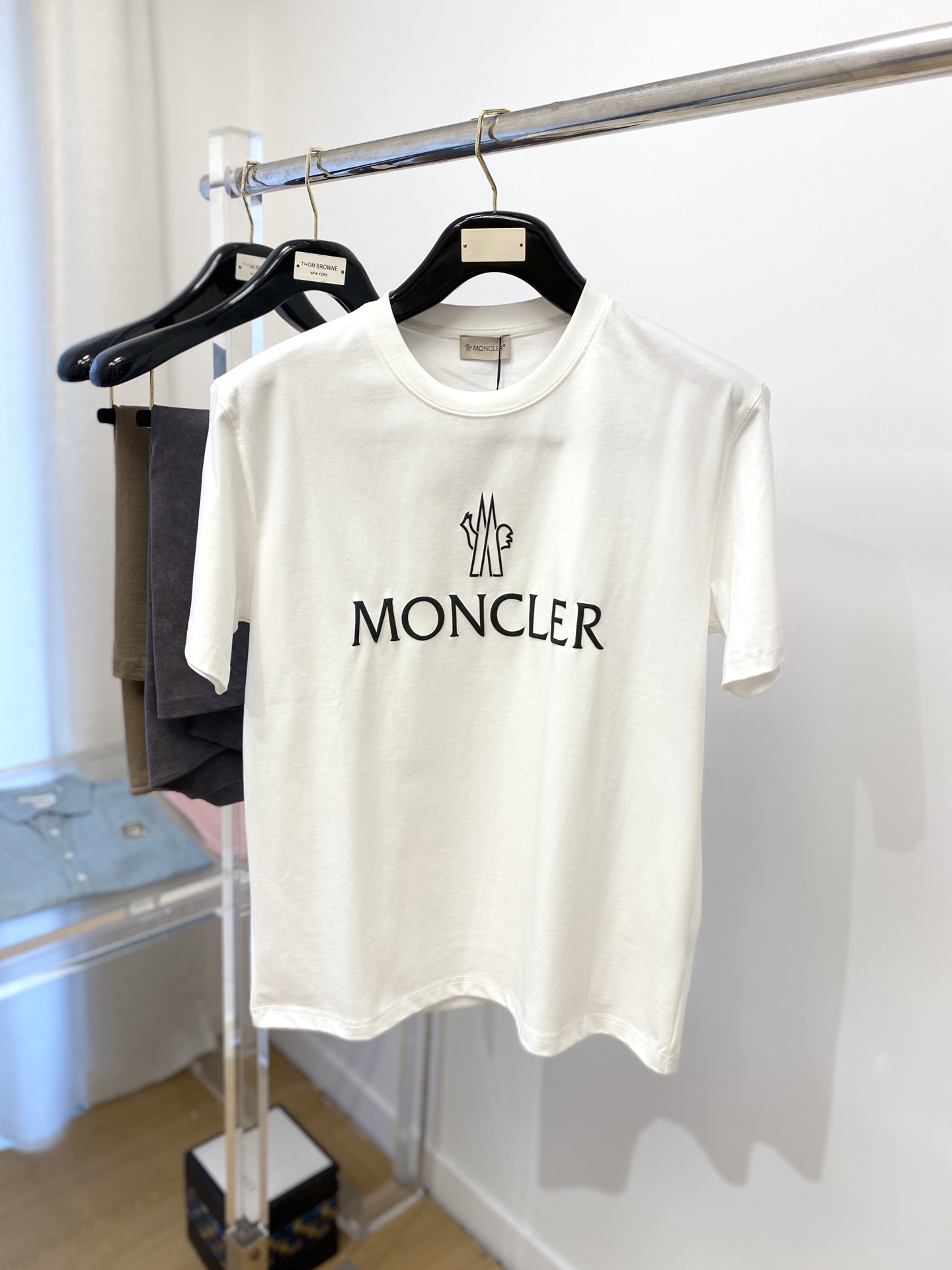 NO:154863,The latest short-sleeved T-shirt in 2025, handsome and fashionable, top-grade printed pattern letter logo on the chest, simple and versatile style. The fabric cotton is not only crisp, maintains the trendy silhouette, and is also comfortable to wear, and the yarn is more delicate, the number M-2XL, Moncler, T-shirt, tees, t-shirt, alexander wang19860909蒙口、2025最新款短袖T恤,帅气时尚,胸前顶级印花图案字母logo,简约百搭款.面料棉 不仅挺括,保持潮流的廓形,又穿着舒适,纱织更细腻,码数M-2XL,,Moncler,T-shirt,tees，t-shirt,alexander wang,Men's clothing