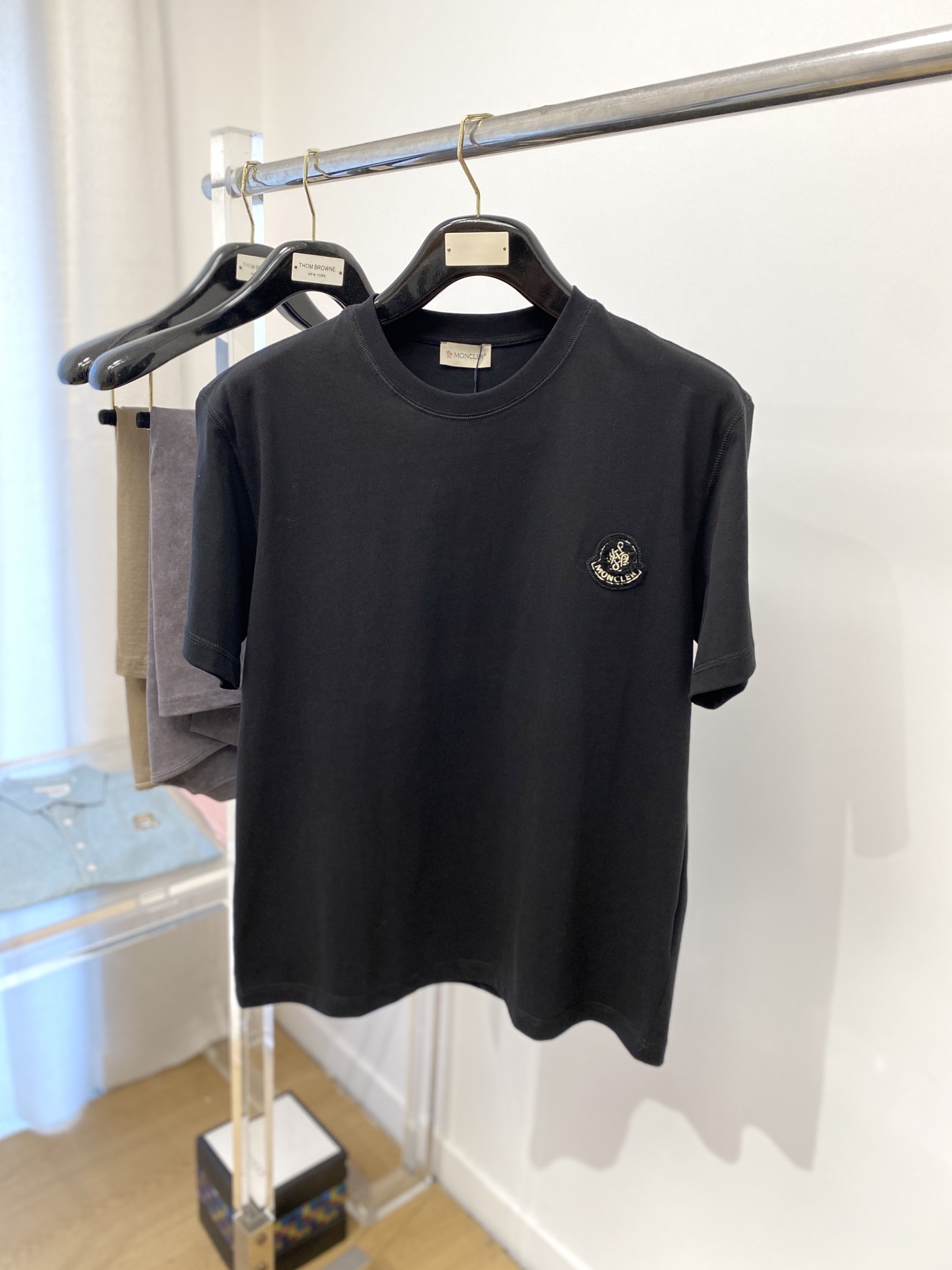 NO:154858,The latest short-sleeved T-shirt in 2025, handsome and fashionable, chest embroidered decorative pattern logo, simple and versatile style. The fabric cotton is not only crisp, maintains the trendy silhouette, but also comfortable to wear, and the yarn is more delicate, the number M-2XL, Moncler, T-shirt, tees, t-shirt, alexander wang19860909蒙口、2025最新款短袖T恤,帅气时尚,胸前刺绣装饰图案logo,简约百搭款.面料棉 不仅挺括,保持潮流的廓形,又穿着舒适,纱织更细腻,码数M-2XL,,Moncler,T-shirt,tees，t-shirt,alexander wang,Men's clothing