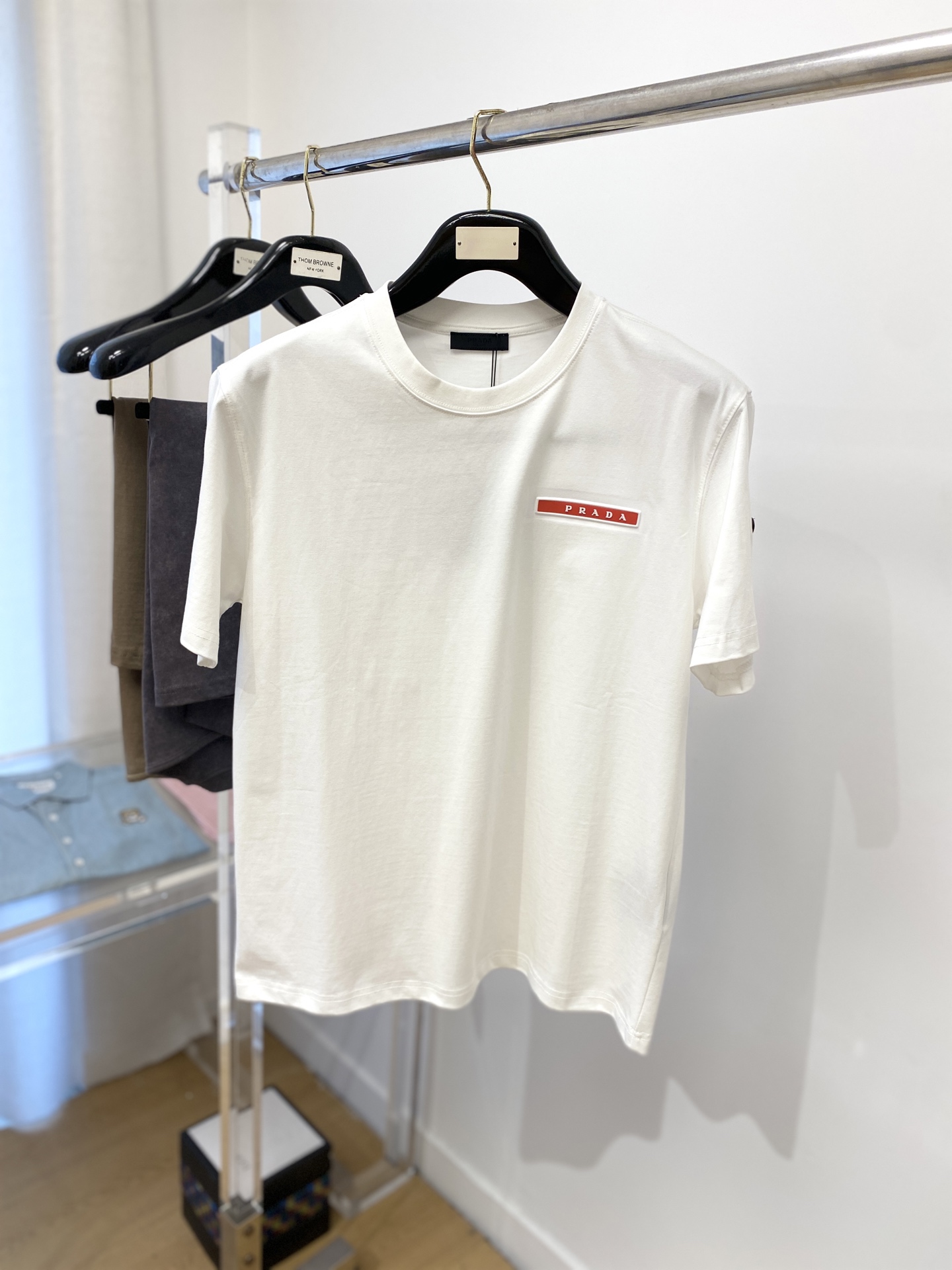 NO:154855,Prada, the latest short-sleeved T-shirt in 2025, handsome and fashionable, with bumped-printed letter logo on the chest, simple and versatile style. The fabric cotton is not only crisp, maintains the trendy silhouette, and is comfortable to wear, and the yarn is more delicate, the number M-2XL, prada, T-shirt,tees, t-shirt,alexander wang19860909普拉达、2025最新款短袖T恤,帅气时尚,胸前凹凸印胶字母logo,简约百搭款.面料棉 不仅挺括,保持潮流的廓形,又穿着舒适,纱织更细腻,码数M-2XL,,prada,T-shirt,tees，t-shirt,alexander wang,Men's clothing