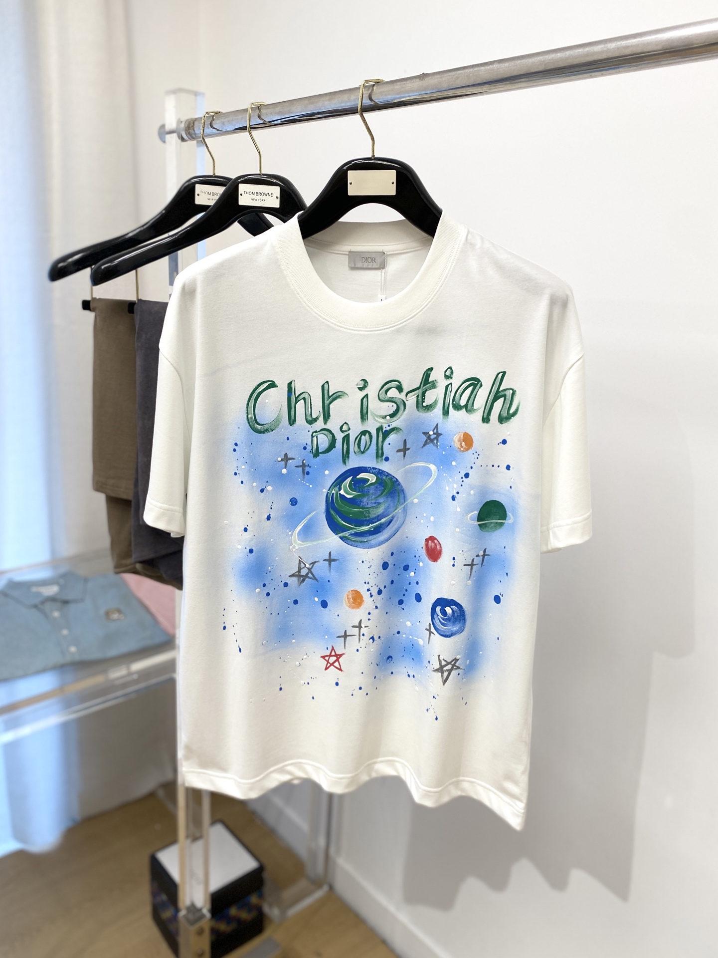 NO:159488,Dior, the latest short-sleeved T-shirt in 2025, handsome and fashionable, top-grade printed pattern letter logo on the chest, simple and versatile style. The fabric cotton is not only crisp, maintains the trendy silhouette, and is also comfortable to wear, and the yarn is more delicate, the number M-3XL, dior, T-shirt, tees, t-shirt, alexander wang19860909迪奥、2025最新款短袖T恤,帅气时尚,胸前顶级印花图案字母logo,简约百搭款.面料棉 不仅挺括,保持潮流的廓形,又穿着舒适,纱织更细腻,码数M-3XL,,dior,T-shirt,tees，t-shirt,alexander wang,Men's clothing