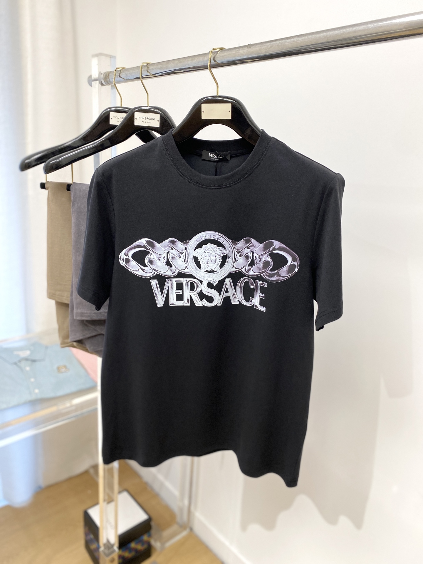 NO:159485,Versace, the latest short-sleeved T-shirt in 2025, handsome and fashionable, top-grade printed pattern letter logo on the chest, simple and versatile style. The fabric cotton is not only crisp, maintains the trendy silhouette, and is also comfortable to wear, and the yarn is more delicate, the number M-3XL, versace, T-shirt, tees, t-shirt, alexander wang19860909范思哲、2025最新款短袖T恤,帅气时尚,胸前顶级印花图案字母logo,简约百搭款.面料棉 不仅挺括,保持潮流的廓形,又穿着舒适,纱织更细腻,码数M-3XL,,versace,T-shirt,tees，t-shirt,alexander wang,Men's clothing