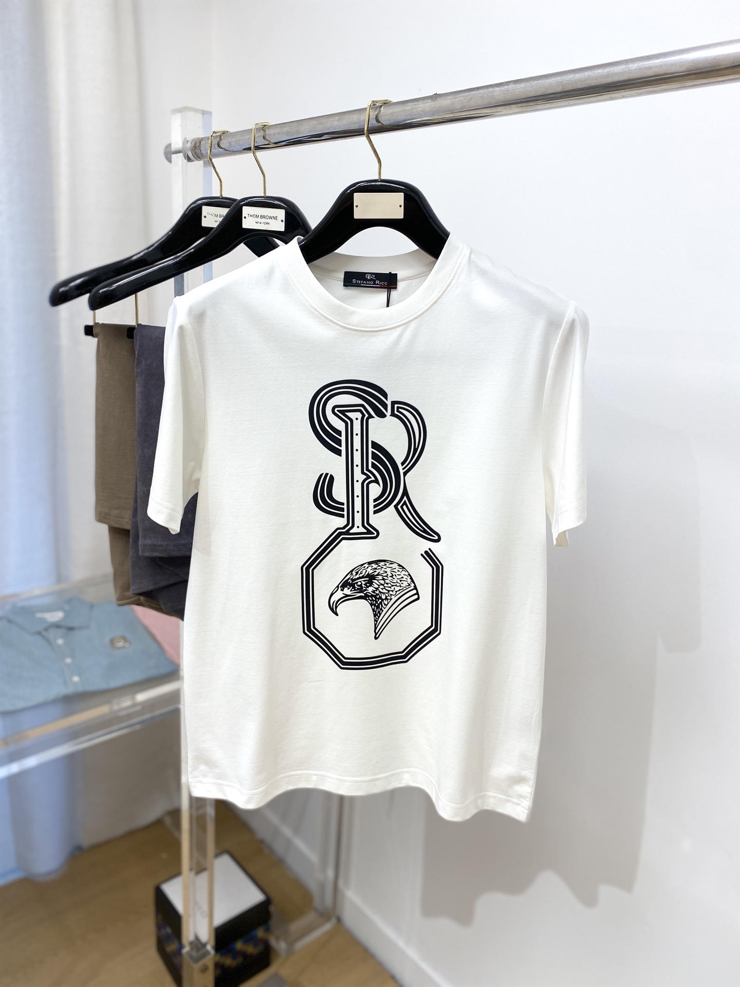 NO:159479,Stephen, the latest short-sleeved T-shirt in 2025, handsome and fashionable, top-grade printed pattern letter logo on the chest, simple and versatile style. The fabric cotton is not only crisp, maintains the trendy silhouette, but also comfortable to wear, and the yarn is more delicate, the number M-3XL, T-shirt,tees, t-shirt,alexander wang19860909斯蒂芬、2025最新款短袖T恤,帅气时尚,胸前顶级印花图案字母logo,简约百搭款.面料棉 不仅挺括,保持潮流的廓形,又穿着舒适,纱织更细腻,码数M-3XL,,T-shirt,tees，t-shirt,alexander wang,Men's clothing