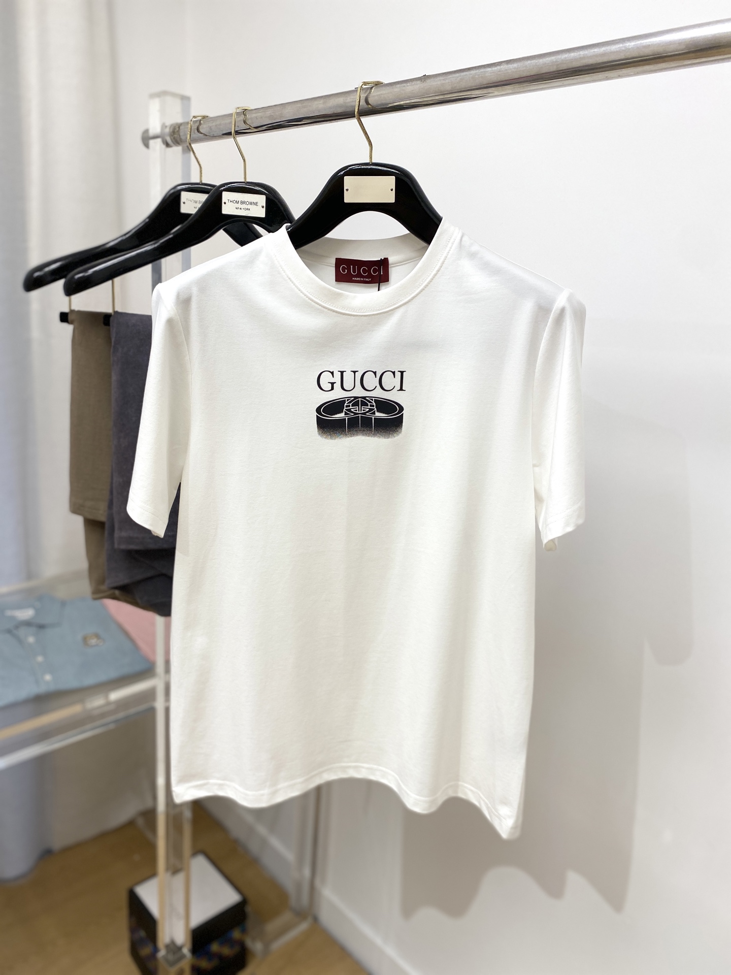 NO:504195,Guqi, the latest short-sleeved T-shirt in 2025, handsome and fashionable, top-grade printed pattern letter logo on the chest, simple and versatile style. The fabric cotton is not only crisp, maintains the trendy silhouette, and is also comfortable to wear, and the yarn is more delicate, the number M-3XL, T-shirt,tees, t-shirt,alexander wang19860909古奇、2025最新款短袖T恤,帅气时尚,胸口顶级印花图案字母logo,简约百搭款.面料棉 不仅挺括,保持潮流的廓形,又穿着舒适,纱织更细腻,码数M-3XL,,T-shirt,tees，t-shirt,alexander wang,Men's clothing