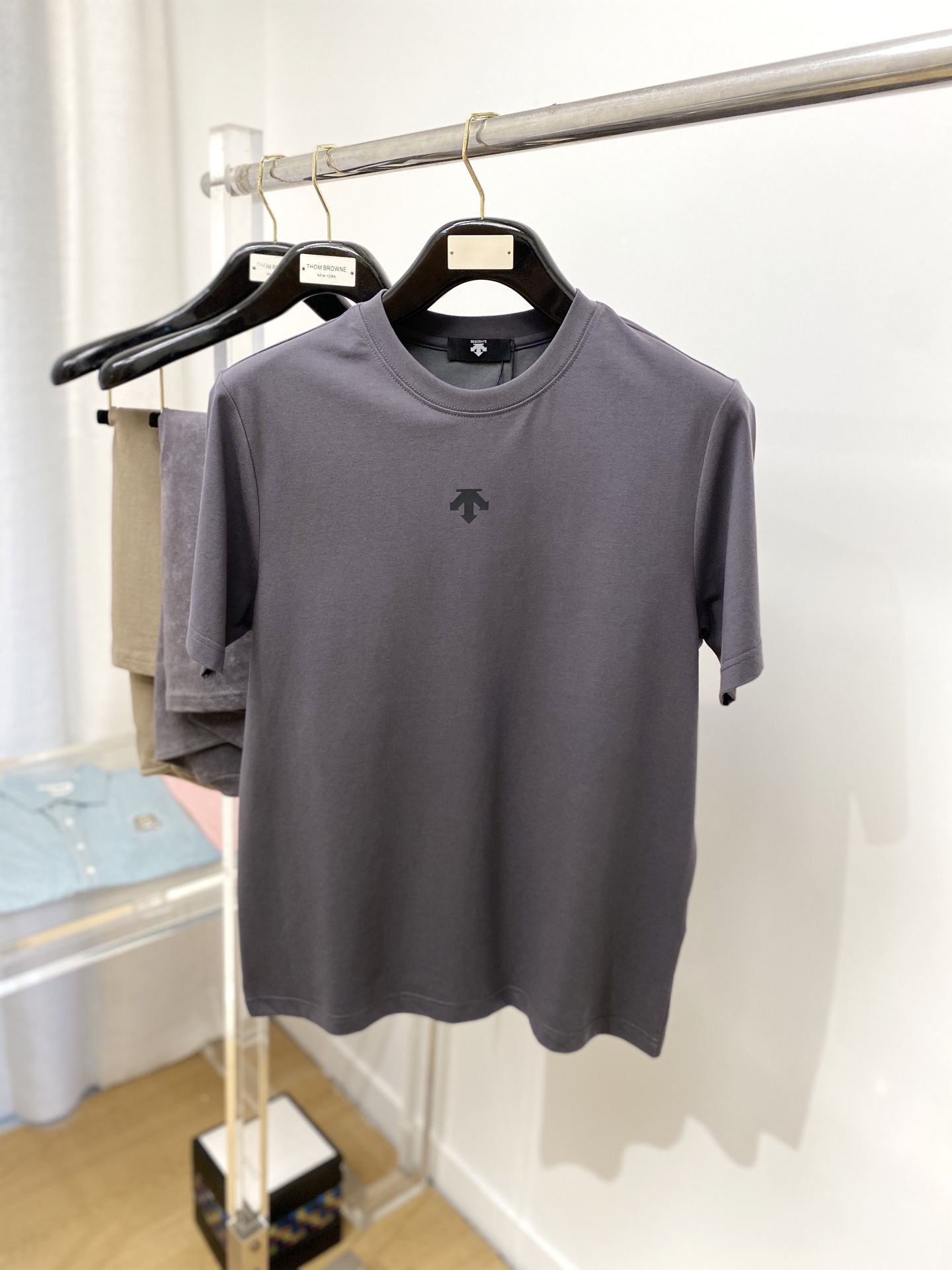 NO:159482,DESCENTE, the latest short-sleeved T-shirt in 2025, handsome and fashionable, top-grade printed pattern logo on the chest, simple and versatile style. The fabric cotton is not only crisp, maintains the trendy silhouette, and is comfortable to wear, and the yarn is more delicate, the number M-3XL, T-shirt,tees, t-shirt,alexander wang19860909DESCENTE迪桑特、2025最新款短袖T恤,帅气时尚,胸口顶级印花图案logo,简约百搭款.面料棉 不仅挺括,保持潮流的廓形,又穿着舒适,纱织更细腻,码数M-3XL,,T-shirt,tees，t-shirt,alexander wang,Men's clothing