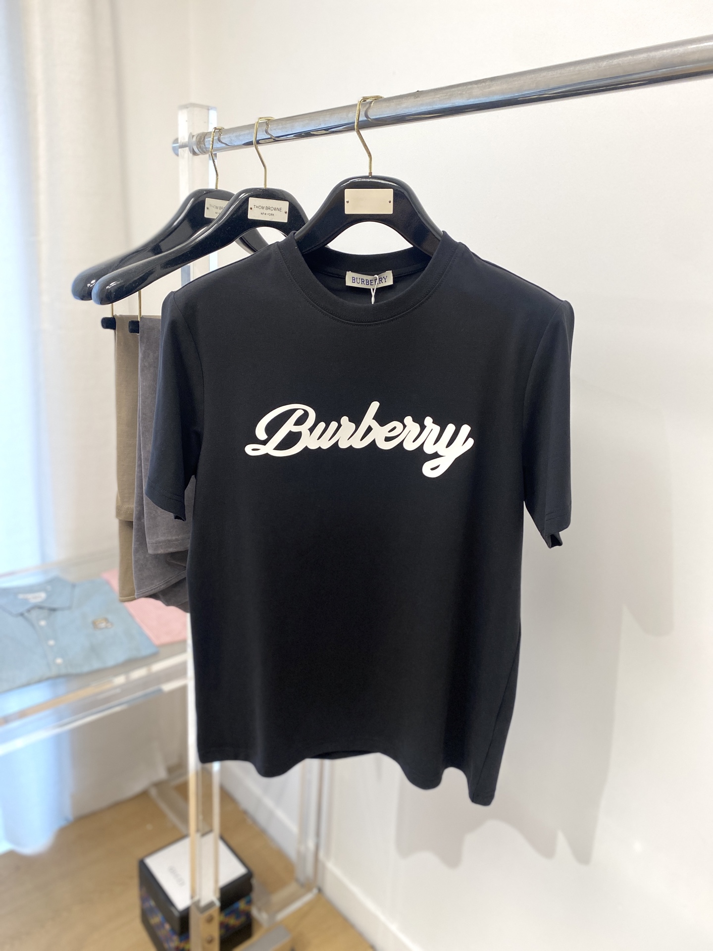 NO:411178,Burberry, the latest short-sleeved T-shirt in 2025, handsome and fashionable, top-grade printed letter logo on the chest, simple and versatile style. The fabric cotton is not only crisp, maintains the trendy silhouette, but also comfortable to wear, and the yarn is more delicate, the number M-3XL, burberry, T-shirt, tees, t-shirt, alexander wang19860909巴宝莉、2025最新款短袖T恤,帅气时尚,胸前顶级印胶字母logo,简约百搭款.面料棉 不仅挺括,保持潮流的廓形,又穿着舒适,纱织更细腻,码数M-3XL,,burberry,T-shirt,tees，t-shirt,alexander wang,Men's clothing