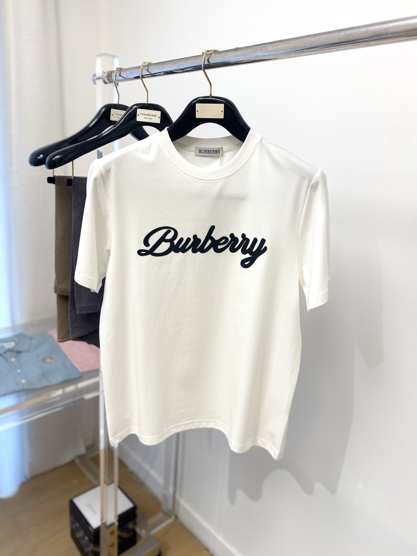 NO:414518,Burberry, the latest short-sleeved T-shirt in 2025, handsome and fashionable, top-grade printed letter logo on the chest, simple and versatile style. The fabric cotton is not only crisp, maintains the trendy silhouette, but also comfortable to wear, and the yarn is more delicate, the number M-3XL, burberry, T-shirt, tees, t-shirt, alexander wang19860909巴宝莉、2025最新款短袖T恤,帅气时尚,胸前顶级印胶字母logo,简约百搭款.面料棉 不仅挺括,保持潮流的廓形,又穿着舒适,纱织更细腻,码数M-3XL,,burberry,T-shirt,tees，t-shirt,alexander wang,Men's clothing