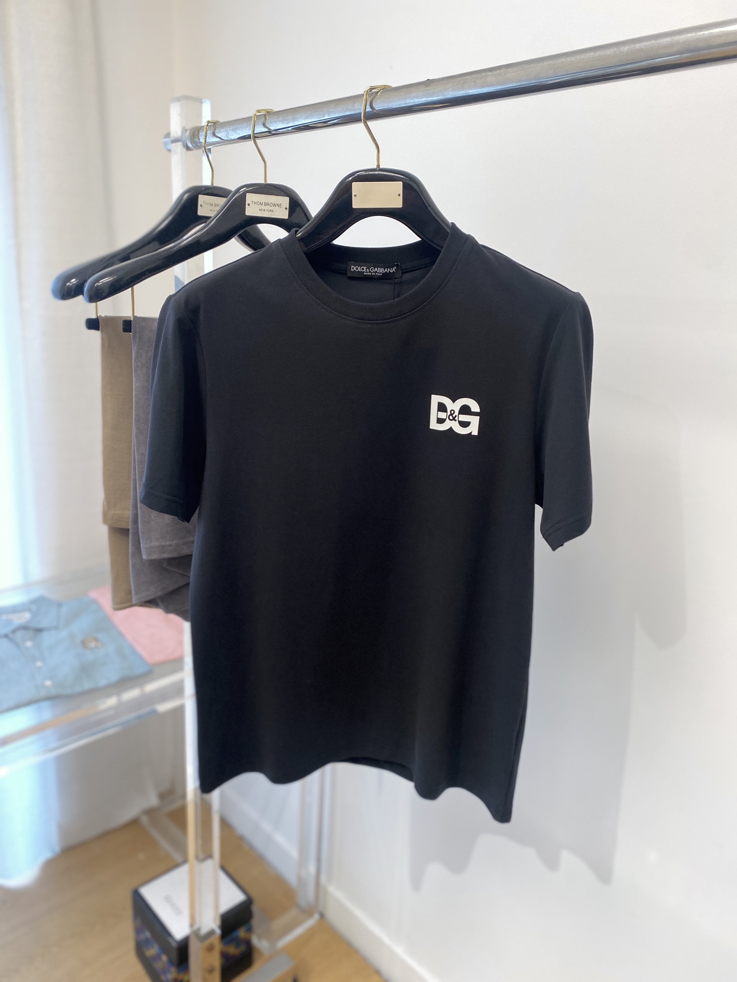 NO:411171,DG, the latest short-sleeved T-shirt in 2025, handsome and fashionable, top printed letter logo on the chest, simple and versatile style. The fabric cotton is not only crisp, maintains the trendy silhouette, but also comfortable to wear, and the yarn is more delicate, the number M-3XL, T-shirt,tees, t-shirt,alexander wang19860909DG、2025最新款短袖T恤,帅气时尚,胸前顶级印花字母logo,简约百搭款.面料棉 不仅挺括,保持潮流的廓形,又穿着舒适,纱织更细腻,码数M-3XL,,T-shirt,tees，t-shirt,alexander wang,Men's clothing