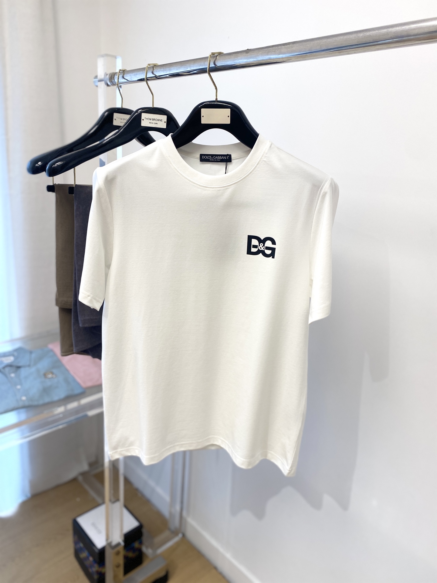 NO:414511,DG, the latest short-sleeved T-shirt in 2025, handsome and fashionable, top printed letter logo on the chest, simple and versatile style. The fabric cotton is not only crisp, maintains the trendy silhouette, but also comfortable to wear, and the yarn is more delicate, the number M-3XL, T-shirt,tees, t-shirt,alexander wang19860909DG、2025最新款短袖T恤,帅气时尚,胸前顶级印花字母logo,简约百搭款.面料棉 不仅挺括,保持潮流的廓形,又穿着舒适,纱织更细腻,码数M-3XL,,T-shirt,tees，t-shirt,alexander wang,Men's clothing