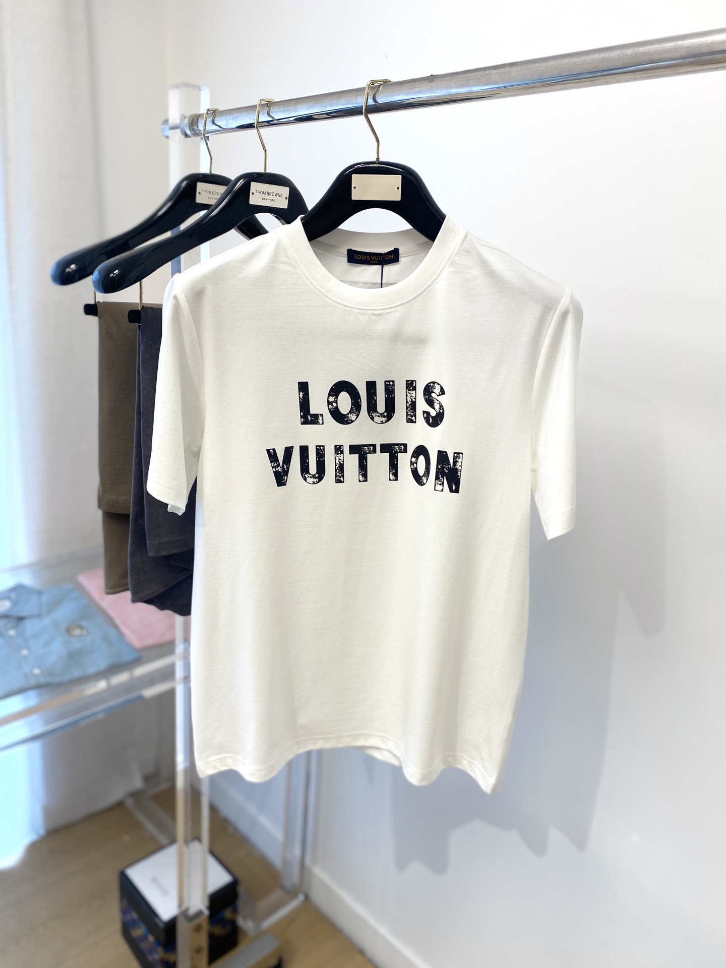 NO:411164,Louis Vuitton, the latest short-sleeved T-shirt in 2025, handsome and fashionable, top printed letter logo on the chest, simple and versatile style. The fabric cotton is not only crisp, maintains the trendy silhouette, and is also comfortable to wear, and the yarn is more delicate, the number M-3XL, louis vuitton, T-shirt, tees, t-shirt, alexander wang19860909路易威登、2025最新款短袖T恤,帅气时尚,胸前顶级印花字母logo,简约百搭款.面料棉 不仅挺括,保持潮流的廓形,又穿着舒适,纱织更细腻,码数M-3XL,,louis vuitton,T-shirt,tees，t-shirt,alexander wang,Men's clothing