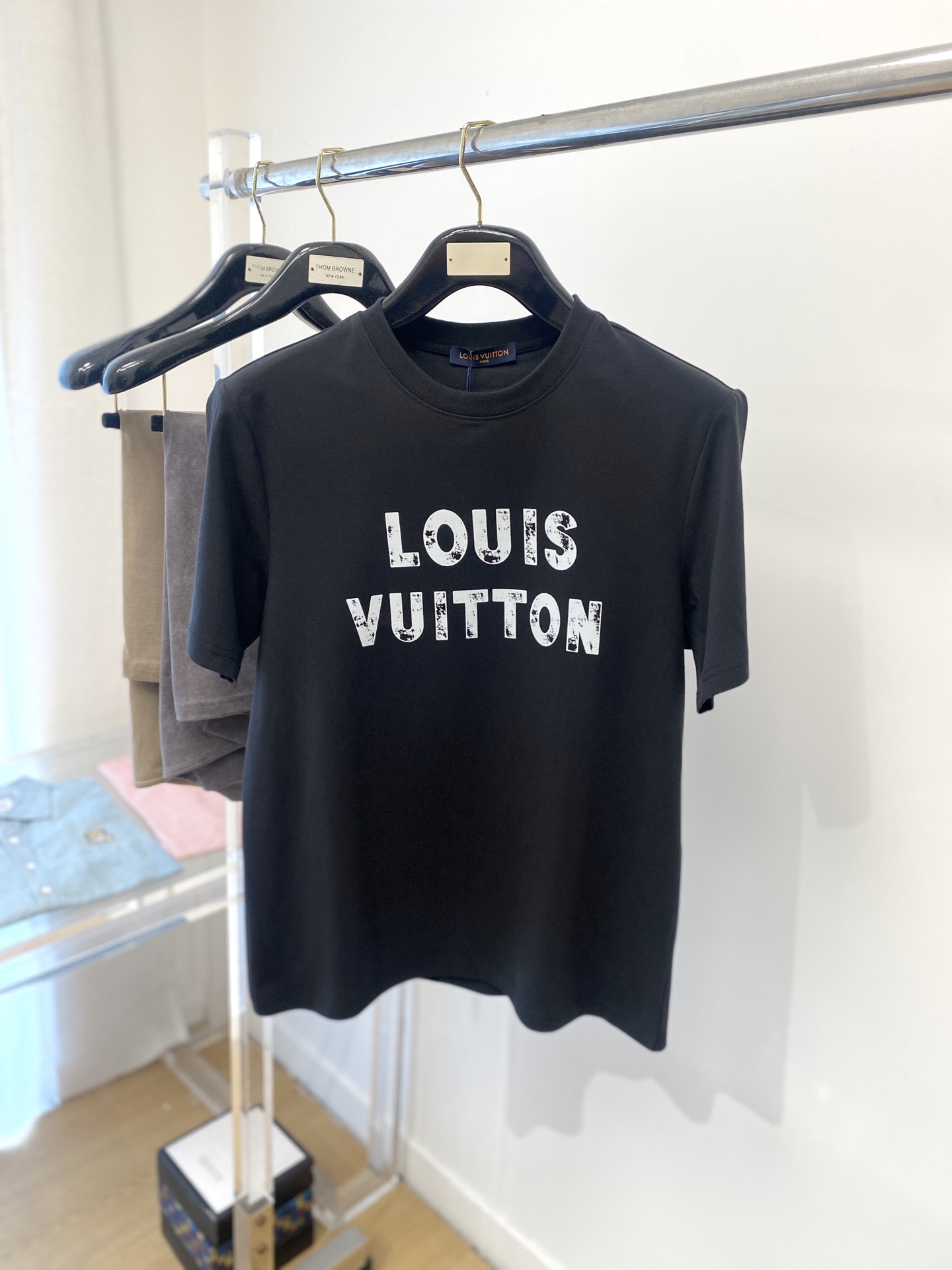 NO:414497,Louis Vuitton, the latest short-sleeved T-shirt in 2025, handsome and fashionable, top printed letter logo on the chest, simple and versatile style. The fabric cotton is not only crisp, maintains the trendy silhouette, and is also comfortable to wear, and the yarn is more delicate, the number M-3XL, louis vuitton, T-shirt, tees, t-shirt, alexander wang19860909路易威登、2025最新款短袖T恤,帅气时尚,胸前顶级印花字母logo,简约百搭款.面料棉 不仅挺括,保持潮流的廓形,又穿着舒适,纱织更细腻,码数M-3XL,,louis vuitton,T-shirt,tees，t-shirt,alexander wang,Men's clothing