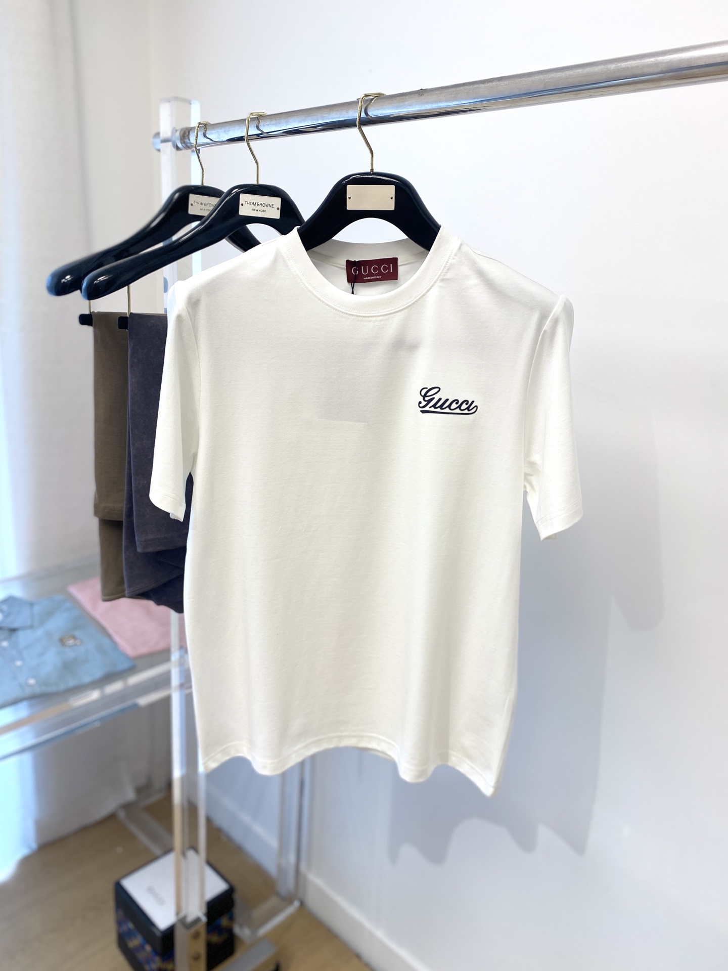 NO:414504,Guqi, the latest short-sleeved T-shirt in 2025, handsome and fashionable, top-grade printed letter logo on the chest, simple and versatile style. The fabric cotton is not only crisp, maintains the trendy silhouette, and is also comfortable to wear, and the yarn is more delicate, the number M-3XL, T-shirt,tees, t-shirt,alexander wang19860909古奇、2025最新款短袖T恤,帅气时尚,胸前顶级印胶字母logo,简约百搭款.面料棉 不仅挺括,保持潮流的廓形,又穿着舒适,纱织更细腻,码数M-3XL,,T-shirt,tees，t-shirt,alexander wang,Men's clothing