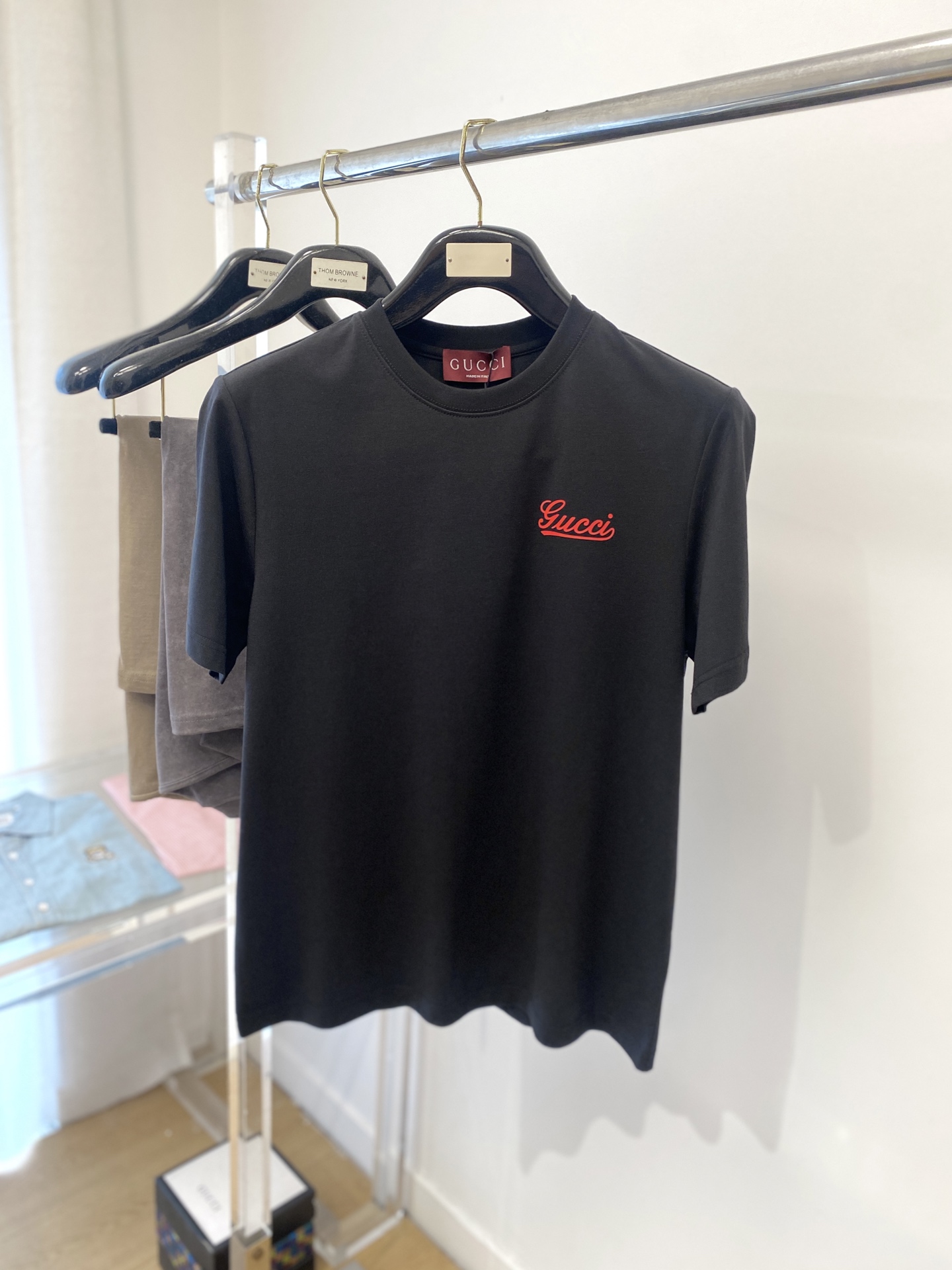 NO:414488,Guqi, the latest short-sleeved T-shirt in 2025, handsome and fashionable, top-grade printed letter logo on the chest, simple and versatile style. The fabric cotton is not only crisp, maintains the trendy silhouette, and is also comfortable to wear, and the yarn is more delicate, the number M-3XL, T-shirt,tees, t-shirt,alexander wang19860909古奇、2025最新款短袖T恤,帅气时尚,胸前顶级印胶字母logo,简约百搭款.面料棉 不仅挺括,保持潮流的廓形,又穿着舒适,纱织更细腻,码数M-3XL,,T-shirt,tees，t-shirt,alexander wang,Men's clothing