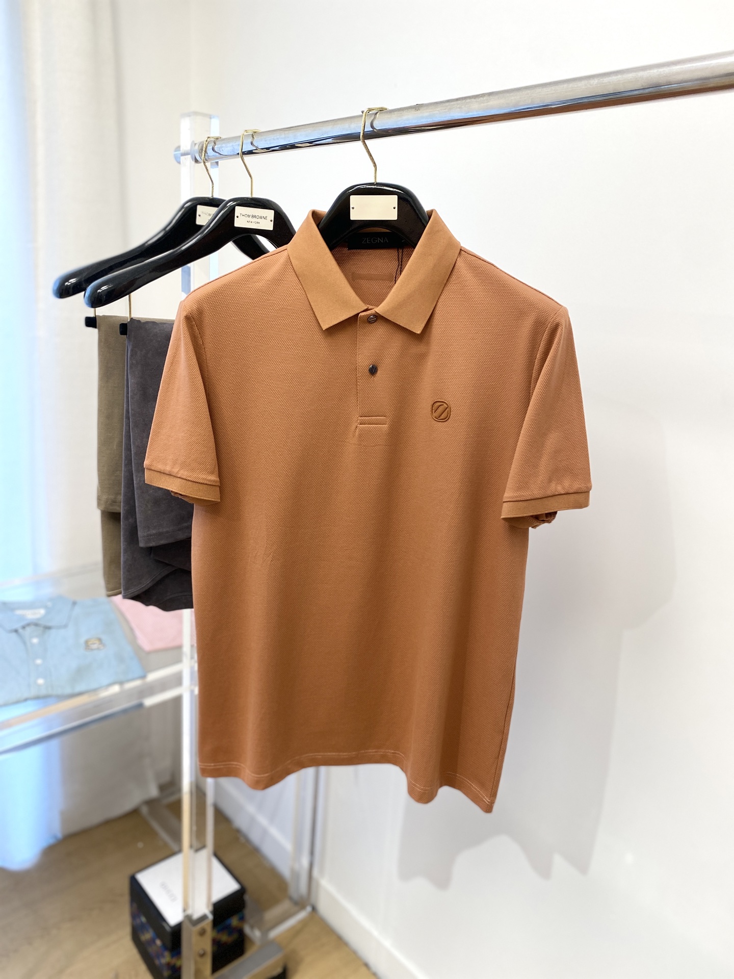 NO:154968,Zenia, the latest short-sleeved T-shirt in 2025, handsome and fashionable, top-grade printed letter logo on the chest, simple and versatile style. The fabric cotton is not only crisp, maintains the trendy silhouette, but also comfortable to wear, and the yarn is more delicate, the number M-3XL, zegna, T-shirt, tees, t-shirt, alexander wang19860909杰尼亚、2025最新款短袖T恤,帅气时尚,胸前顶级印胶字母logo,简约百搭款.面料棉 不仅挺括,保持潮流的廓形,又穿着舒适,纱织更细腻,码数M-3XL,,zegna,T-shirt,tees，t-shirt,alexander wang,Men's clothing