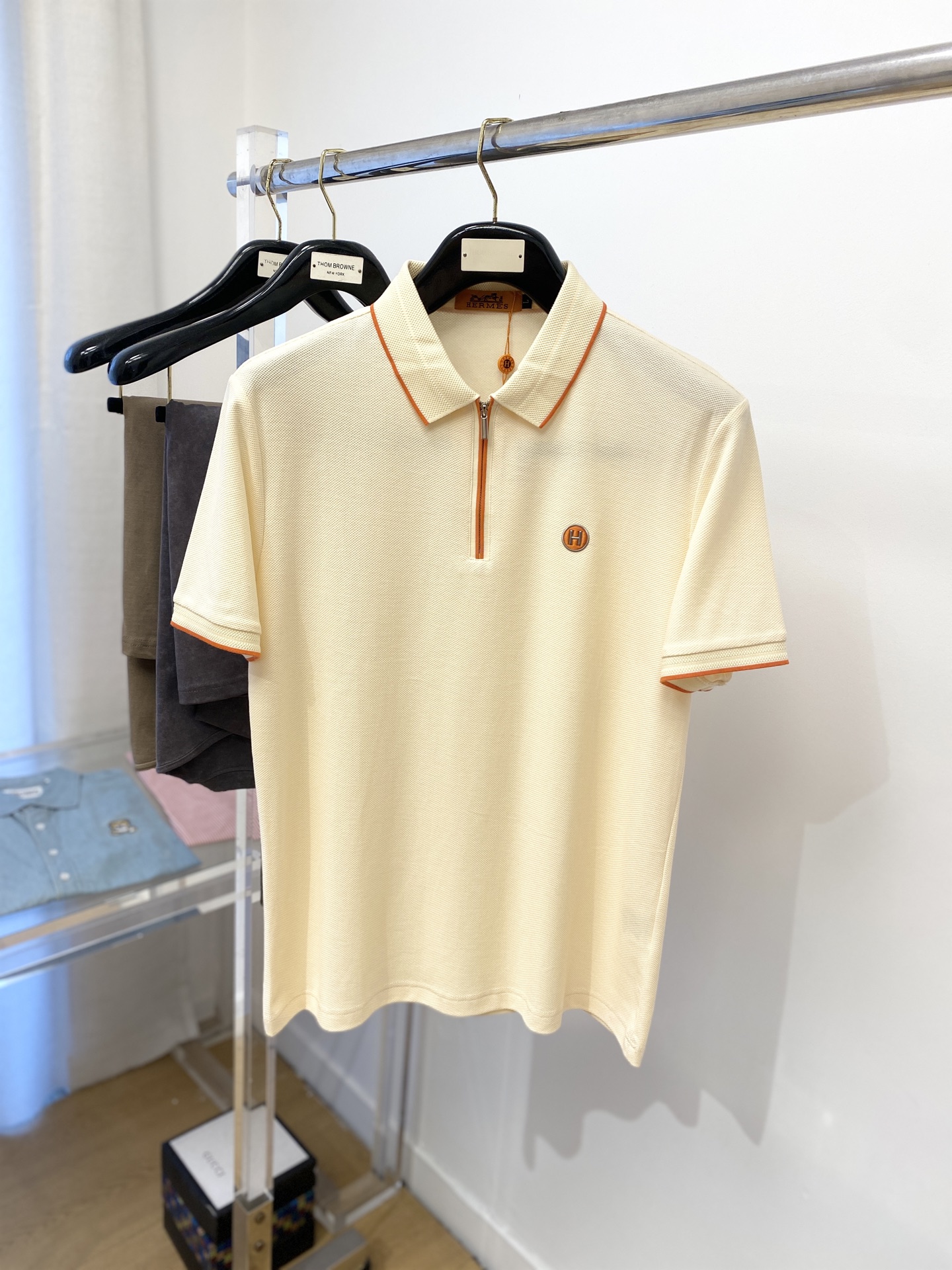 NO:160774,Hermes, the latest short-sleeved T-shirt in 2025, handsome and fashionable, top-grade embroidered and printed letter logo on the chest, simple and versatile style. The fabric cotton is not only crisp, maintains the trendy silhouette, but also comfortable to wear, and the yarn is more delicate, the number M-4XL, hermes, T-shirt,tees, t-shirt,alexander wang19860909爱马仕、2025最新款短袖T恤,帅气时尚,胸前顶级刺绣印胶字母logo,简约百搭款.面料棉 不仅挺括,保持潮流的廓形,又穿着舒适,纱织更细腻,码数M-4XL,,hermes,T-shirt,tees，t-shirt,alexander wang,Men's clothing