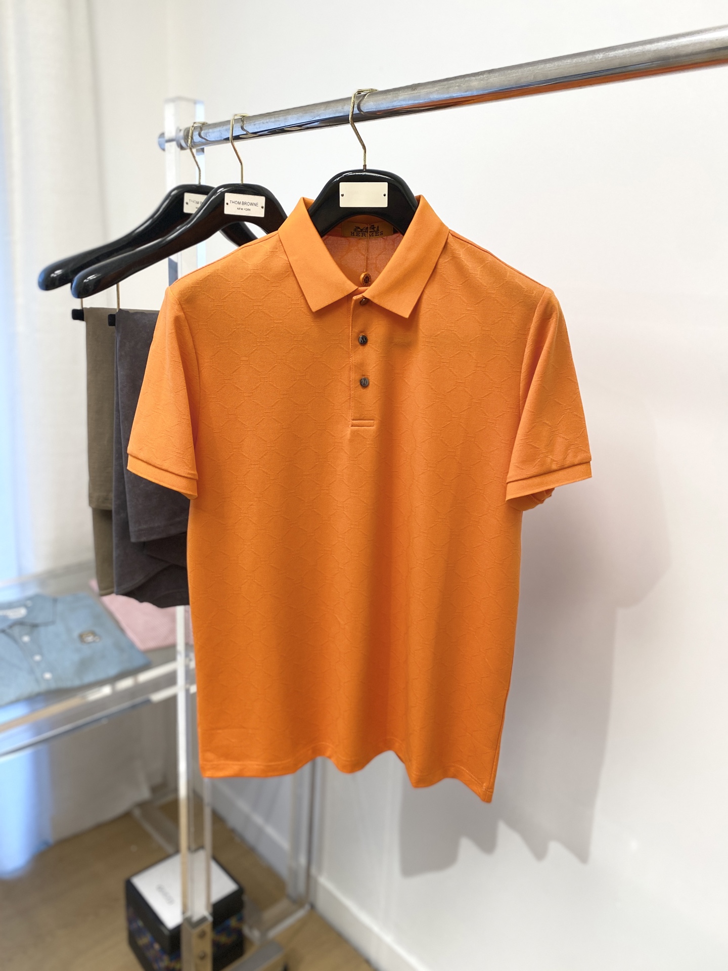 NO:160773,Hermes, the latest short-sleeved T-shirt in 2025, handsome and fashionable, top-level digital positioning and woven letter logo, simple and versatile style. Fabric cotton is not only crisp, maintains the trendy silhouette, but also comfortable to wear, and the yarn is more delicate, the number M-4XL, hermes, T-shirt,tees, t-shirt,alexander wang19860909爱马仕、2025最新款短袖T恤,帅气时尚,顶级数码定位定织字母logo,简约百搭款.面料棉 不仅挺括,保持潮流的廓形,又穿着舒适,纱织更细腻,码数M-4XL,,hermes,T-shirt,tees，t-shirt,alexander wang,Men's clothing