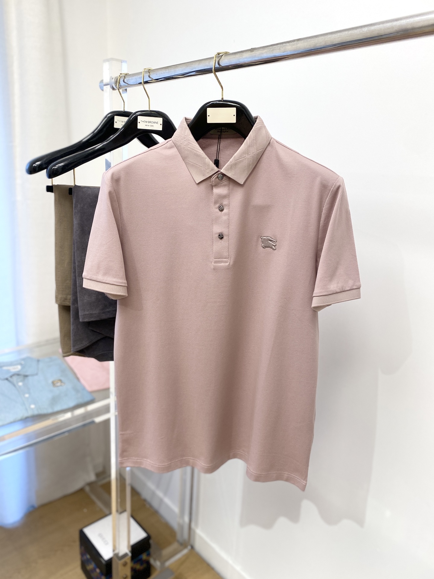 NO:160772,Burberry, the latest short-sleeved T-shirt in 2025, handsome and fashionable, chest design, concave and concave decorative pattern logo, simple and versatile style. Fabric cotton is not only crisp, maintains a fashionable silhouette, but also comfortable to wear, and the yarn is more delicate, the number M-4XL, burberry, T-shirt, tees, t-shirt, alexander wang19860909巴宝莉、2025最新款短袖T恤,帅气时尚,胸前设计凹凸装饰图案logo,简约百搭款.面料棉 不仅挺括,保持潮流的廓形,又穿着舒适,纱织更细腻,码数M-4XL,,burberry,T-shirt,tees，t-shirt,alexander wang,Men's clothing