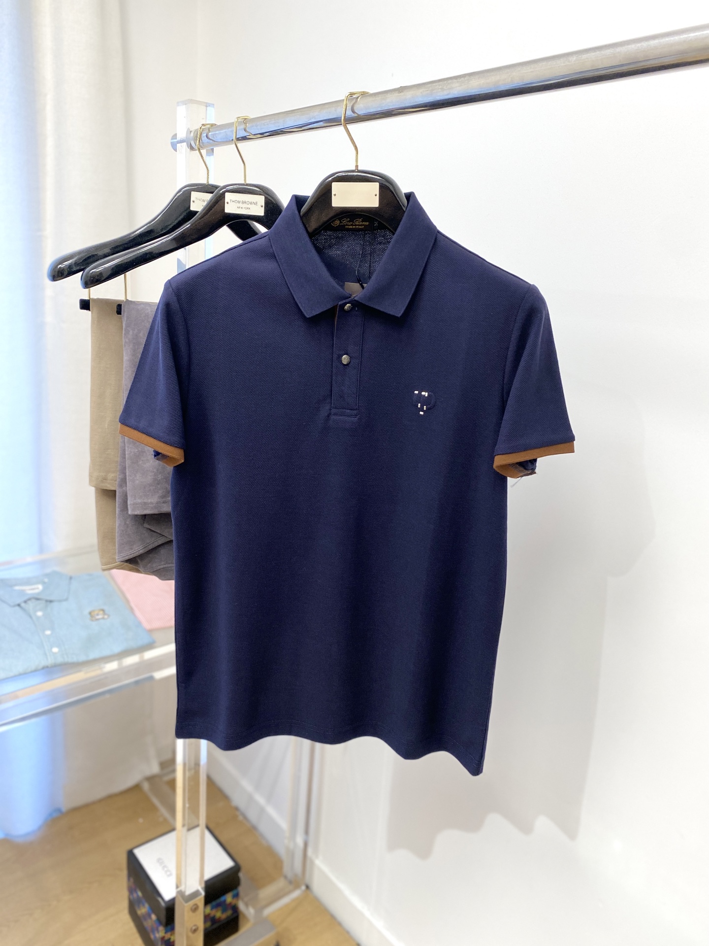 NO:154962,LP, the latest short-sleeved T-shirt in 2025, handsome and fashionable, with concave and convex letter logo on the chest, simple and versatile style. The fabric cotton is not only crisp, maintains the trendy silhouette, but also comfortable to wear, and the yarn is more delicate, the number M-3XL, loro piana, T-shirt, tees, t-shirt, alexander wang19860909LP、2025最新款短袖T恤,帅气时尚,胸前设计凹凸字母logo,简约百搭款.面料棉 不仅挺括,保持潮流的廓形,又穿着舒适,纱织更细腻,码数M-3XL,,loro piana,T-shirt,tees，t-shirt,alexander wang,Men's clothing