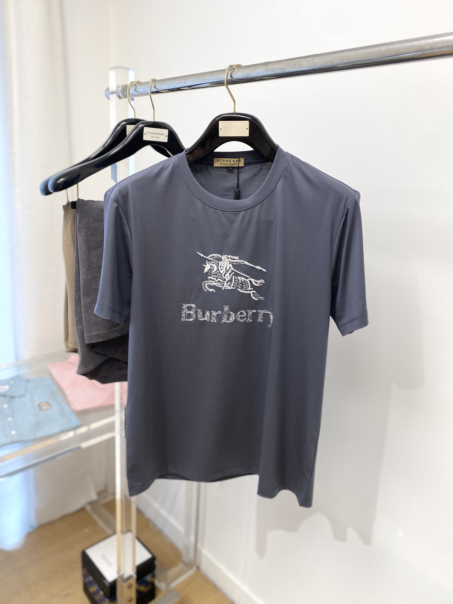 NO:143994,Burberry, the latest short-sleeved T-shirt in 2025, handsome and fashionable, exquisite embroidered pattern letter logo on the chest, simple and versatile style. The fabric cotton is not only crisp, maintains the trendy silhouette, and is comfortable to wear, and the yarn is more delicate, the number M-3XL, burberry, T-shirt, tees, t-shirt, alexander wang19860909巴宝莉、2025最新款短袖T恤,帅气时尚,胸前精致刺绣图案字母logo,简约百搭款.面料棉 不仅挺括,保持潮流的廓形,又穿着舒适,纱织更细腻,码数M-3XL,,burberry,T-shirt,tees，t-shirt,alexander wang,Men's clothing