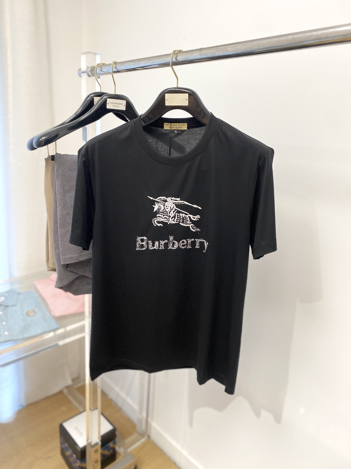 NO:143975,Burberry, the latest short-sleeved T-shirt in 2025, handsome and fashionable, exquisite embroidered pattern letter logo on the chest, simple and versatile style. The fabric cotton is not only crisp, maintains the trendy silhouette, but also comfortable to wear, and the yarn is more delicate, the number M-3XL, burberry, T-shirt, tees, t-shirt, alexander wang19860909巴宝莉、2025最新款短袖T恤,帅气时尚,胸前精致刺绣图案字母logo,简约百搭款.面料棉 不仅挺括,保持潮流的廓形,又穿着舒适,纱织更细腻,码数M-3XL,,burberry,T-shirt,tees，t-shirt,alexander wang,Men's clothing