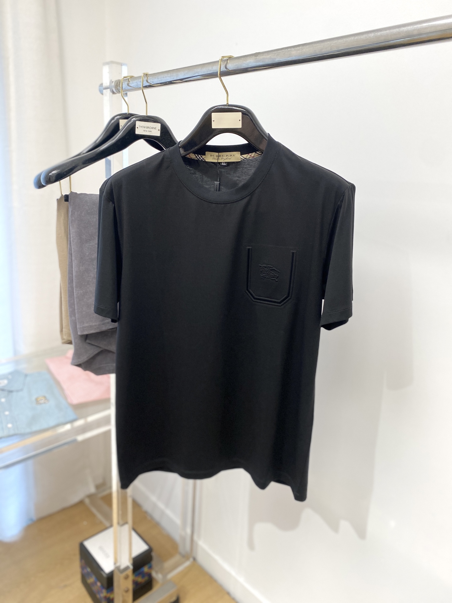 NO:143984,Burberry, the latest short-sleeved T-shirt in 2025, handsome and fashionable, chest design concave and convex pattern logo, simple and versatile style. Fabric cotton is not only crisp, maintains a fashionable silhouette, but also comfortable to wear, and the yarn is more delicate, the number M-3XL, burberry, T-shirt, tees, t-shirt, alexander wang19860909巴宝莉、2025最新款短袖T恤,帅气时尚,胸前设计凹凸图案logo,简约百搭款.面料棉 不仅挺括,保持潮流的廓形,又穿着舒适,纱织更细腻,码数M-3XL,,burberry,T-shirt,tees，t-shirt,alexander wang,Men's clothing