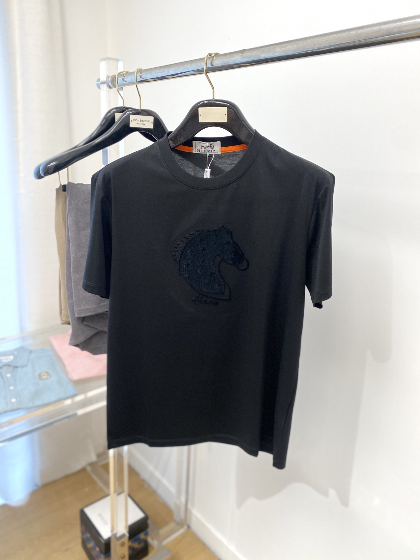 NO:143996,Hermes, the latest short-sleeved T-shirt in 2025, handsome and fashionable, top-level fixed-woven pattern logo on the chest, simple and versatile style. The fabric cotton is not only crisp, maintains the trendy silhouette, but also comfortable to wear, and the yarn is more delicate, the number M-3XL, hermes, T-shirt,tees, t-shirt,alexander wang19860909爱马仕、2025最新款短袖T恤,帅气时尚,胸前顶级定织图案logo,简约百搭款.面料棉 不仅挺括,保持潮流的廓形,又穿着舒适,纱织更细腻,码数M-3XL,,hermes,T-shirt,tees，t-shirt,alexander wang,Men's clothing