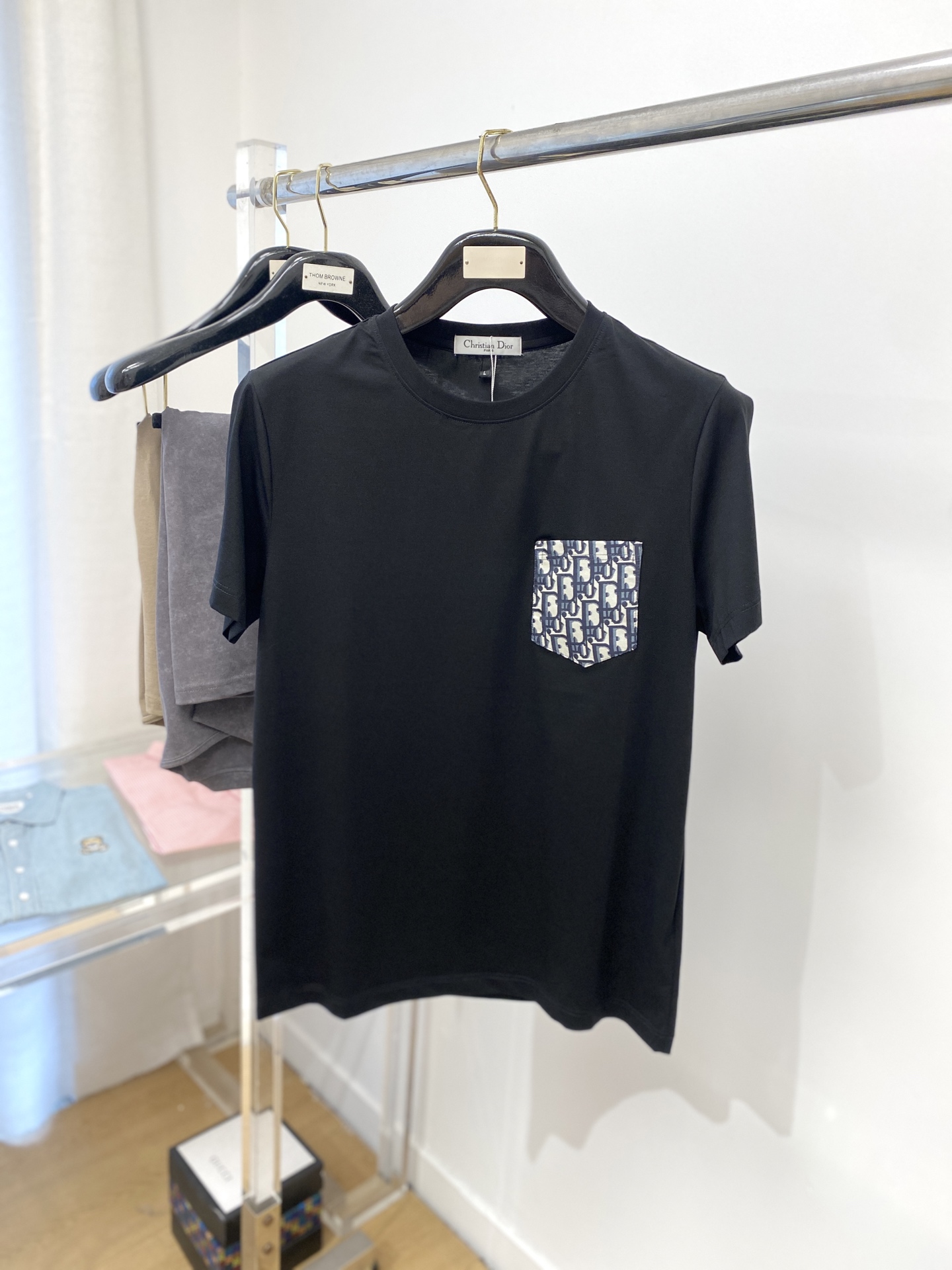 NO:144004,Dior, the latest short-sleeved T-shirt in 2025, handsome and fashionable, top webbing letter logo on the chest, simple and versatile style. The fabric cotton is not only crisp, maintains the trendy silhouette, but also comfortable to wear, and the yarn is more delicate, the number M-3XL, dior, T-shirt, tees, t-shirt, alexander wang19860909迪奥、2025最新款短袖T恤,帅气时尚,胸前顶级织带字母logo,简约百搭款.面料棉 不仅挺括,保持潮流的廓形,又穿着舒适,纱织更细腻,码数M-3XL,,dior,T-shirt,tees，t-shirt,alexander wang,Men's clothing