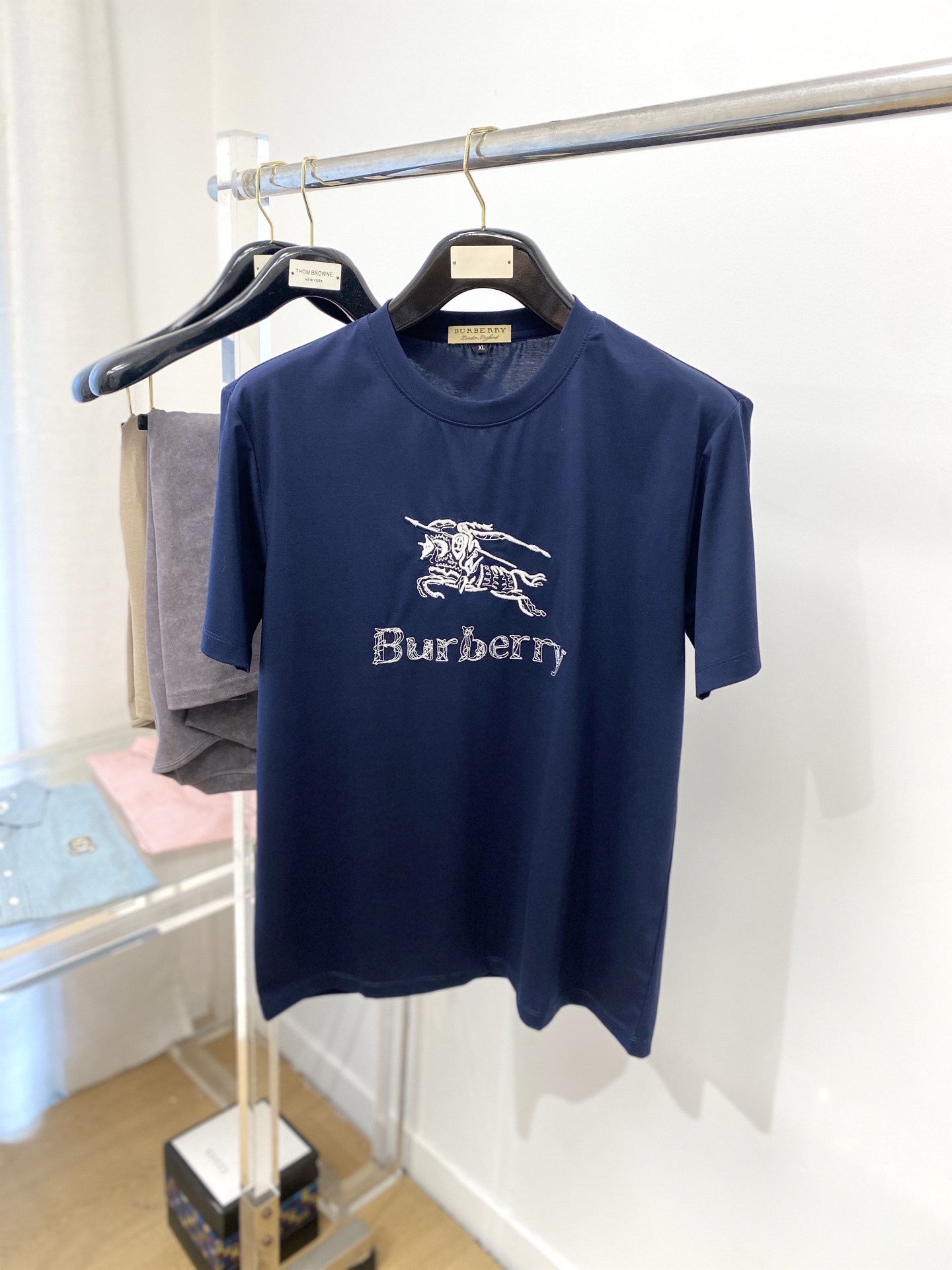 NO:143997,Burberry, the latest short-sleeved T-shirt in 2025, handsome and fashionable, exquisite embroidered pattern letter logo on the chest, simple and versatile style. The fabric cotton is not only crisp, maintains the trendy silhouette, but also comfortable to wear, and the yarn is more delicate, the number M-3XL, burberry, T-shirt, tees, t-shirt, alexander wang19860909巴宝莉、2025最新款短袖T恤,帅气时尚,胸前精致刺绣图案字母logo,简约百搭款.面料棉 不仅挺括,保持潮流的廓形,又穿着舒适,纱织更细腻,码数M-3XL,,burberry,T-shirt,tees，t-shirt,alexander wang,Men's clothing