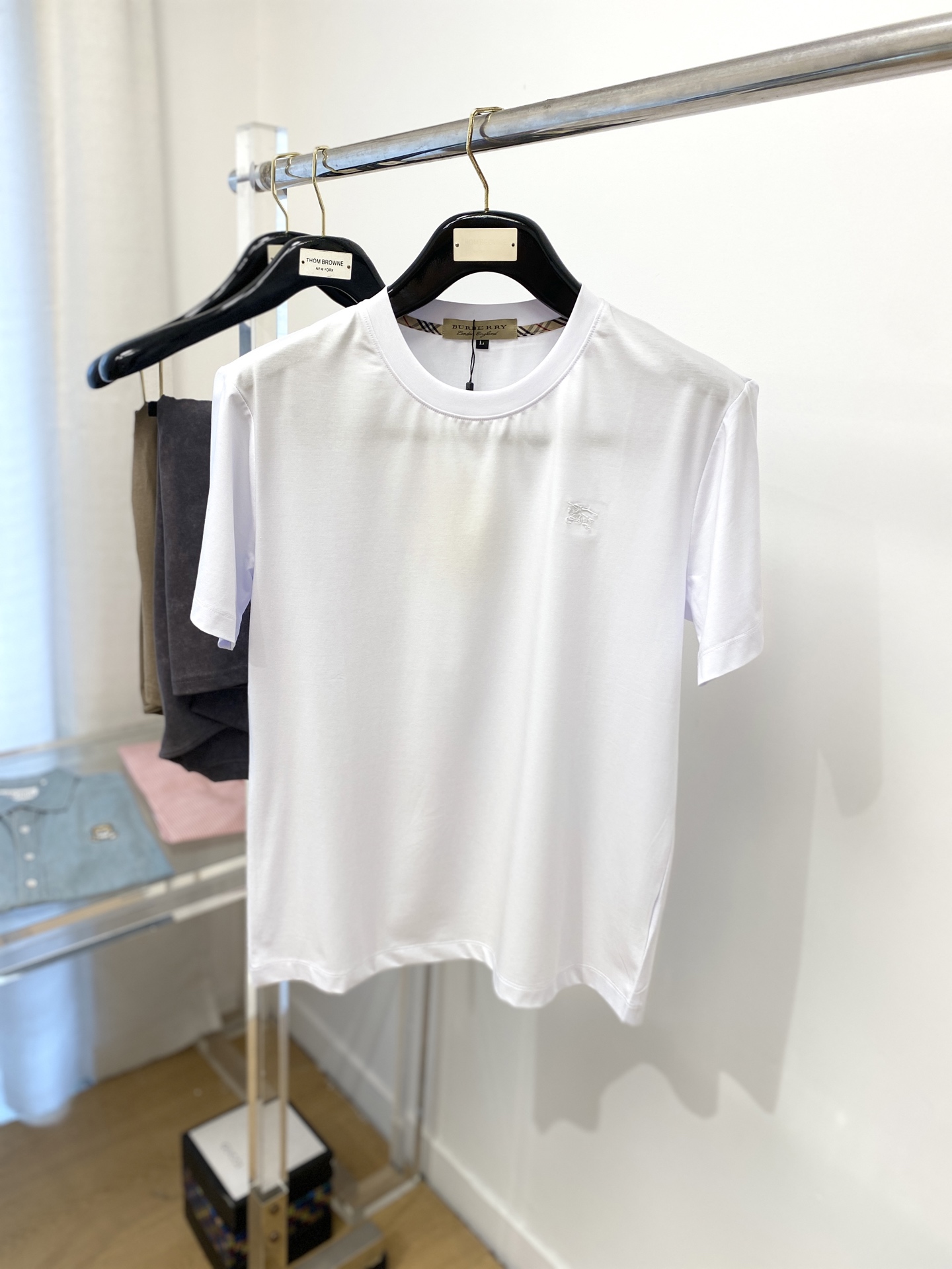 NO:144006,Burberry, the latest short-sleeved T-shirt in 2025, handsome and fashionable, exquisite embroidered pattern logo on the chest, simple and versatile style. The fabric cotton is not only crisp, maintains the trendy silhouette, and is comfortable to wear, and the yarn is more delicate, the number M-3XL, burberry, T-shirt, tees, t-shirt, alexander wang19860909巴宝莉、2025最新款短袖T恤,帅气时尚,胸前精致刺绣图案logo,简约百搭款.面料棉 不仅挺括,保持潮流的廓形,又穿着舒适,纱织更细腻,码数M-3XL,,burberry,T-shirt,tees，t-shirt,alexander wang,Men's clothing