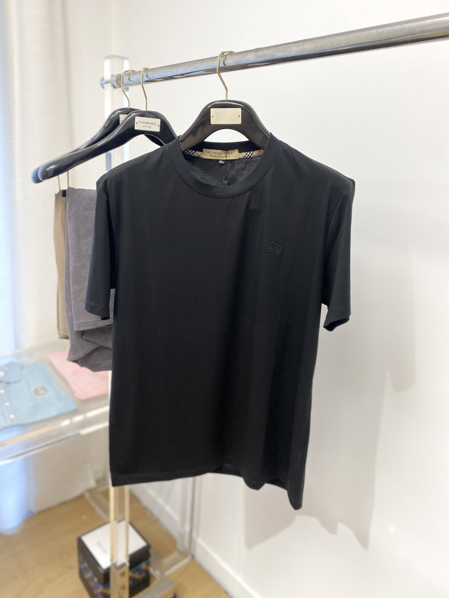 NO:144013,Burberry, the latest short-sleeved T-shirt in 2025, handsome and fashionable, exquisite embroidered pattern logo on the chest, simple and versatile style. The fabric cotton is not only crisp, maintains the trendy silhouette, and is comfortable to wear, and the yarn is more delicate, the number M-3XL, burberry, T-shirt, tees, t-shirt, alexander wang19860909巴宝莉、2025最新款短袖T恤,帅气时尚,胸前精致刺绣图案logo,简约百搭款.面料棉 不仅挺括,保持潮流的廓形,又穿着舒适,纱织更细腻,码数M-3XL,,burberry,T-shirt,tees，t-shirt,alexander wang,Men's clothing