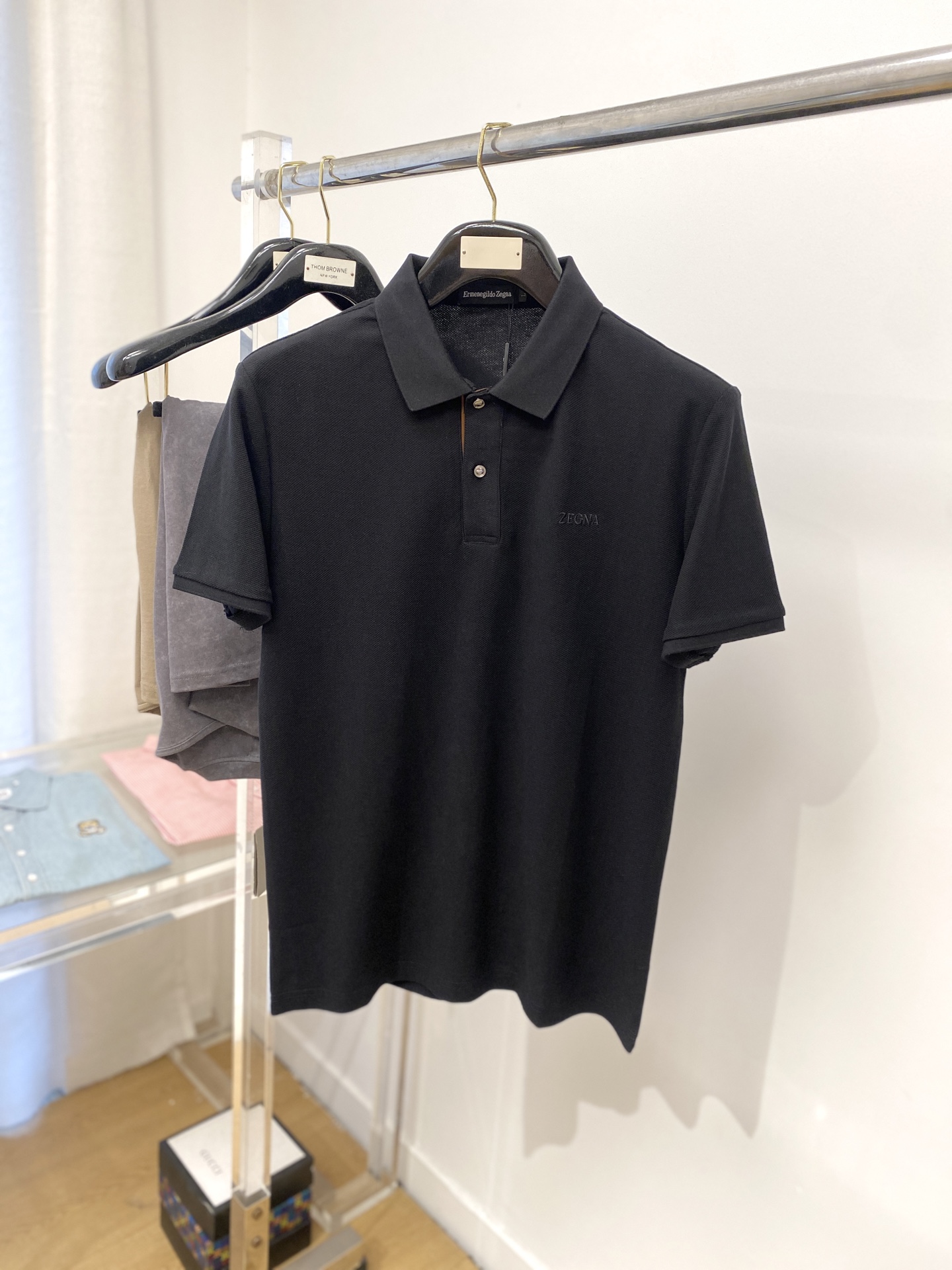 NO:143983,Zenia, the latest short-sleeved T-shirt in 2025, handsome and fashionable, exquisite embroidered letter logo on the chest, simple and versatile style. The fabric cotton is not only crisp, maintains the trendy silhouette, but also comfortable to wear, and the yarn is more delicate, the number M-3XL, zegna, T-shirt,tees, t-shirt,alexander wang19860909杰尼亚、2025最新款短袖T恤,帅气时尚,胸前精致刺绣字母logo,简约百搭款.面料棉 不仅挺括,保持潮流的廓形,又穿着舒适,纱织更细腻,码数M-3XL,,zegna,T-shirt,tees，t-shirt,alexander wang,Men's clothing