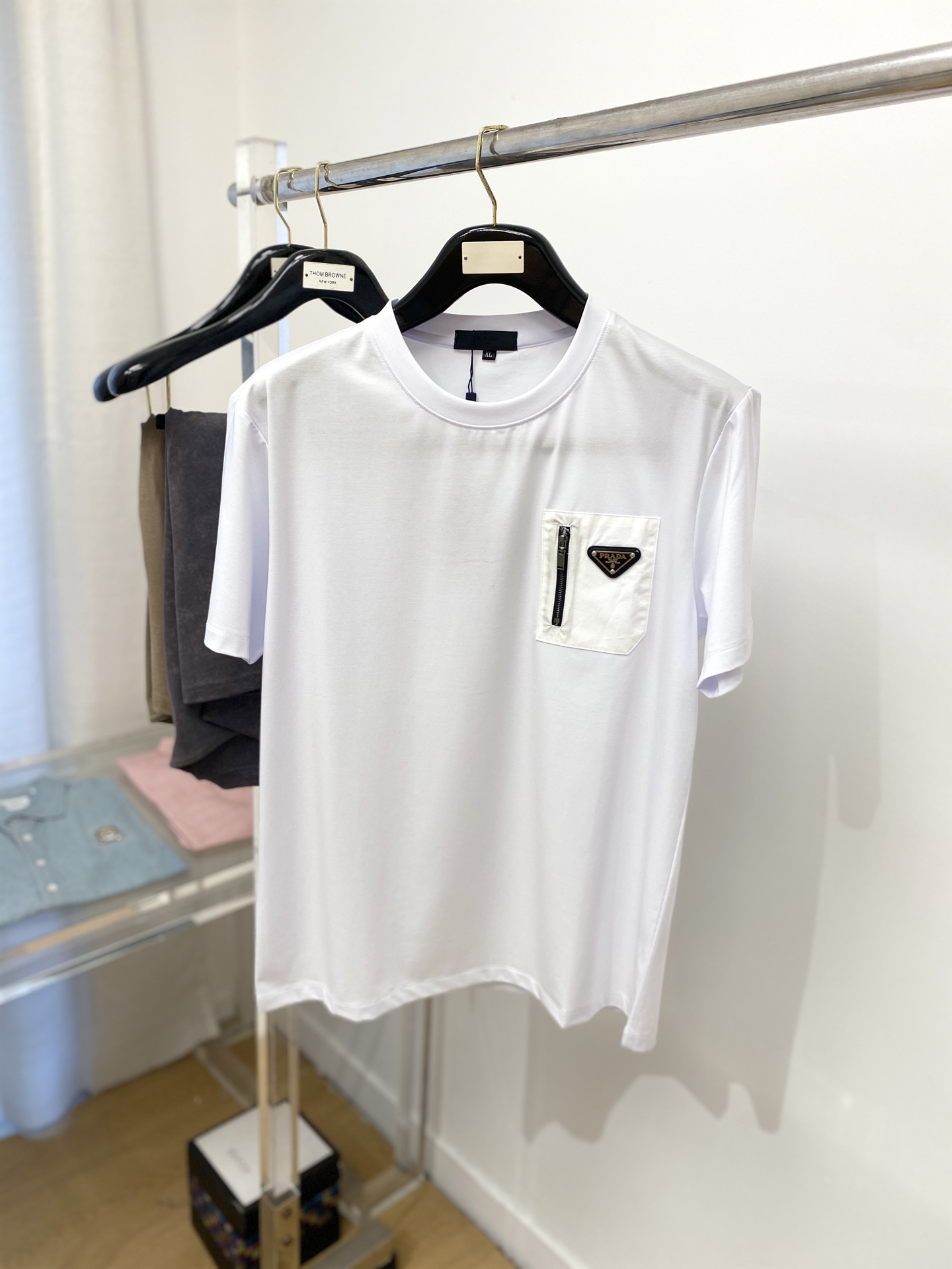 NO:143939,Prada, the latest short-sleeved T-shirt in 2025, handsome and fashionable, chest hardware decorative triangle logo, simple and versatile style. Fabric cotton is not only crisp, maintains a fashionable silhouette, but also comfortable to wear, and the yarn is more delicate, the number M-3XL, prada, T-shirt,tees, t-shirt,alexander wang19860909普拉达、2025最新款短袖T恤,帅气时尚,胸前五金装饰三角标logo,简约百搭款.面料棉 不仅挺括,保持潮流的廓形,又穿着舒适,纱织更细腻,码数M-3XL,,prada,T-shirt,tees，t-shirt,alexander wang,Men's clothing