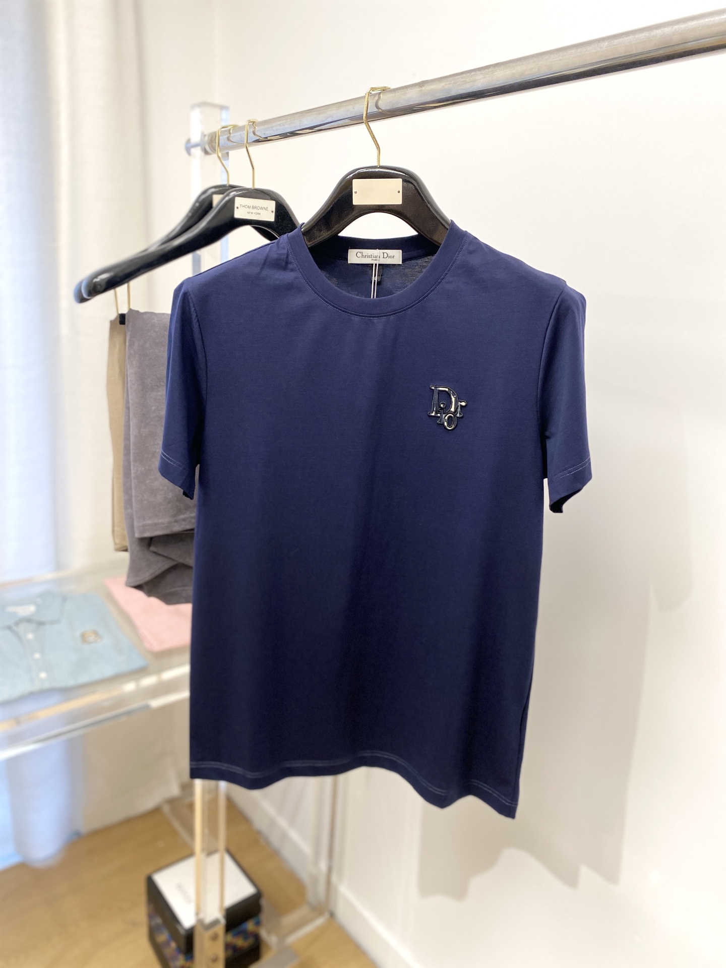 NO:143930,Dior, the latest short-sleeved T-shirt in 2025, handsome and fashionable, exquisite embroidered letter logo on the chest, simple and versatile style. The fabric cotton is not only crisp, maintains the trendy silhouette, and is comfortable to wear, and the yarn is more delicate, the number M-3XL, dior, T-shirt, tees, t-shirt, alexander wang19860909迪奥、2025最新款短袖T恤,帅气时尚,胸前精致刺绣字母logo,简约百搭款.面料棉 不仅挺括,保持潮流的廓形,又穿着舒适,纱织更细腻,码数M-3XL,,dior,T-shirt,tees，t-shirt,alexander wang,Men's clothing