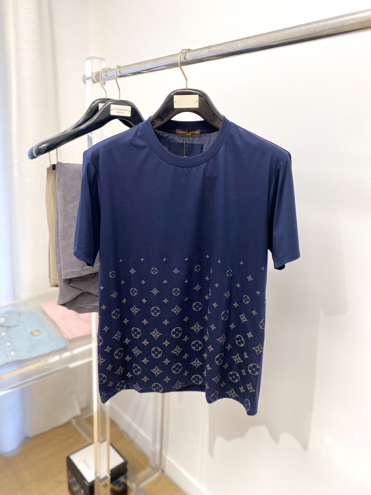 NO:143946,Louis Vuitton, the latest short-sleeved T-shirt in 2025, handsome and fashionable, the top digital foam craft pattern letter logo under the clothes, simple and versatile style. The fabric cotton is not only crisp, maintains the trendy silhouette, but also comfortable to wear, and the yarn is more delicate, the number M-3XL, louis vuitton, T-shirt,tees, t-shirt,alexander wang19860909路易威登、2025最新款短袖T恤,帅气时尚,衣下顶级数码发泡工艺图案字母logo,简约百搭款.面料棉 不仅挺括,保持潮流的廓形,又穿着舒适,纱织更细腻,码数M-3XL,,louis vuitton,T-shirt,tees，t-shirt,alexander wang,Men's clothing