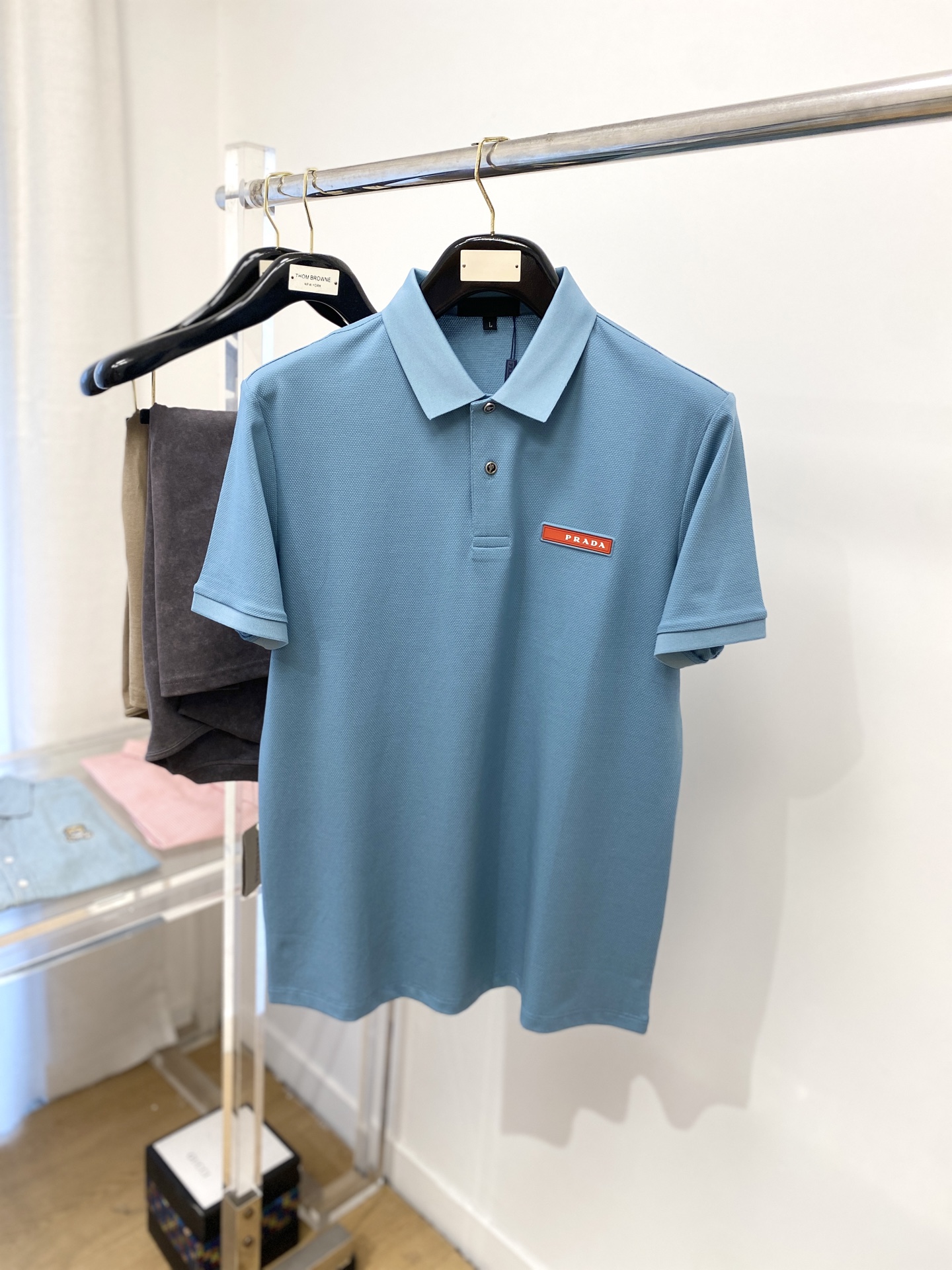 NO:154972,Prada, the latest short-sleeved T-shirt in 2025, handsome and fashionable, with concave and concave decorative letter logo on the chest, simple and versatile style. The fabric cotton is not only crisp, maintains the trendy silhouette, but also comfortable to wear, and the yarn is more delicate, the number M-3XL, prada, T-shirt,tees, t-shirt,alexander wang19860909普拉达、2025最新款短袖T恤,帅气时尚,胸前凹凸装饰字母logo,简约百搭款.面料棉 不仅挺括,保持潮流的廓形,又穿着舒适,纱织更细腻,码数M-3XL,,prada,T-shirt,tees，t-shirt,alexander wang,Men's clothing