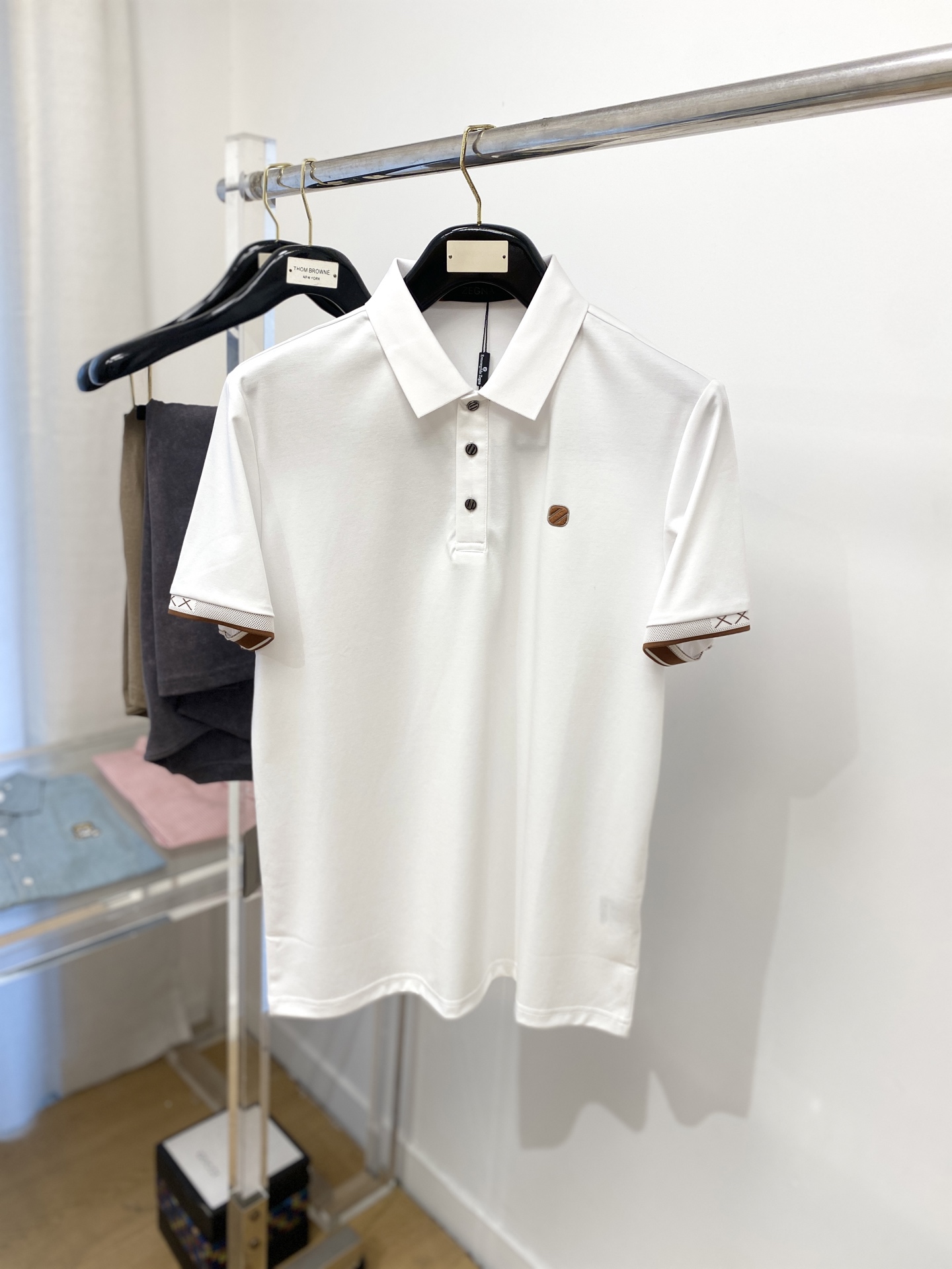 NO:143952,Zenia, the latest short-sleeved T-shirt in 2025, handsome and fashionable, with glue-printed decorative letter logo on the chest, simple and versatile style. The fabric cotton is not only crisp, maintains the trendy silhouette, but also comfortable to wear, and the yarn is more delicate, the number M-3XL, zegna, T-shirt, tees, t-shirt, alexander wang19860909杰尼亚、2025最新款短袖T恤,帅气时尚,胸前印胶装饰字母logo,简约百搭款.面料棉 不仅挺括,保持潮流的廓形,又穿着舒适,纱织更细腻,码数M-3XL,,zegna,T-shirt,tees，t-shirt,alexander wang,Men's clothing