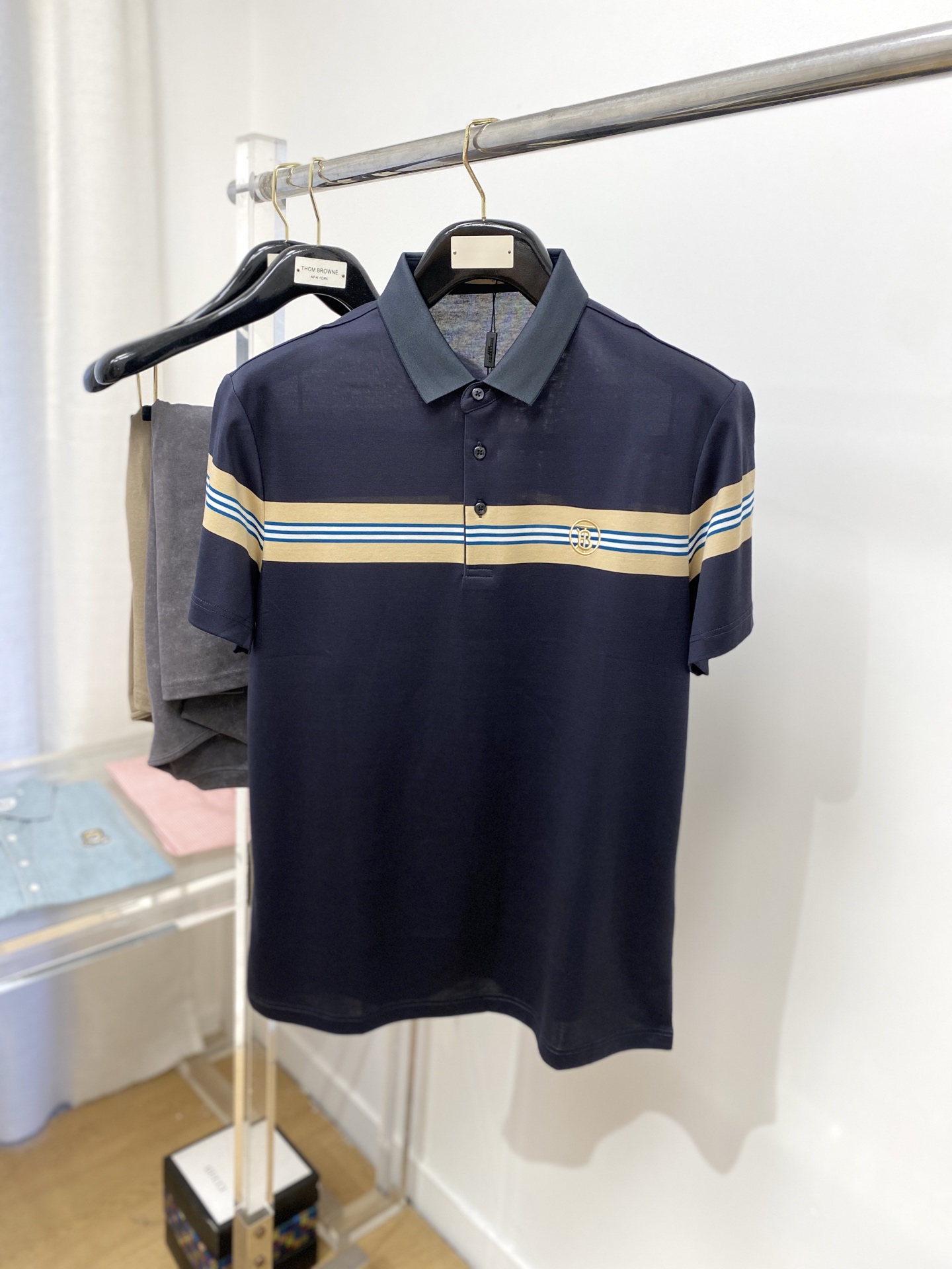 NO:143959,Burberry, the latest short-sleeved T-shirt in 2025, handsome and fashionable, exquisite embroidered letter logo on the chest, simple and versatile style. The fabric cotton is not only crisp, maintains the trendy silhouette, and is comfortable to wear, and the yarn is more delicate, the number M-3XL, burberry, T-shirt, tees, t-shirt, alexander wang19860909巴宝莉、2025最新款短袖T恤,帅气时尚,胸前精致刺绣字母logo,简约百搭款.面料棉 不仅挺括,保持潮流的廓形,又穿着舒适,纱织更细腻,码数M-3XL,,burberry,T-shirt,tees，t-shirt,alexander wang,Men's clothing