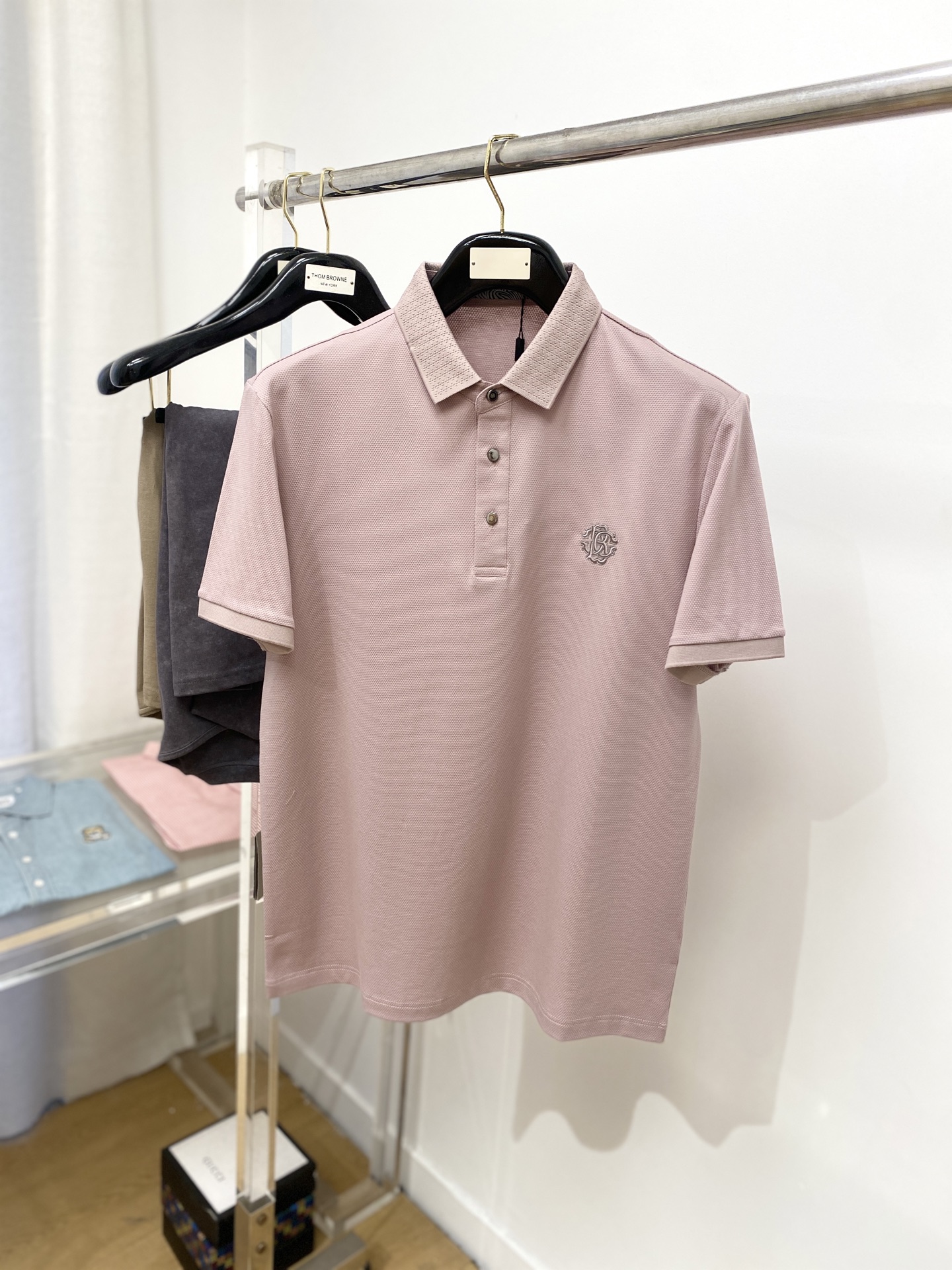 NO:143967,Justcavali, the latest short-sleeved T-shirt in 2025, handsome and fashionable, exquisite embroidered letter logo on the chest, simple and versatile style. The fabric cotton is not only crisp, maintains the trendy silhouette, and is also comfortable to wear, and the yarn is more delicate, the number M-3XL, T-shirt,tees, t-shirt,alexander wang19860909Justcavali、2025最新款短袖T恤,帅气时尚,胸前精致刺绣字母logo,简约百搭款.面料棉 不仅挺括,保持潮流的廓形,又穿着舒适,纱织更细腻,码数M-3XL,,T-shirt,tees，t-shirt,alexander wang,Men's clothing