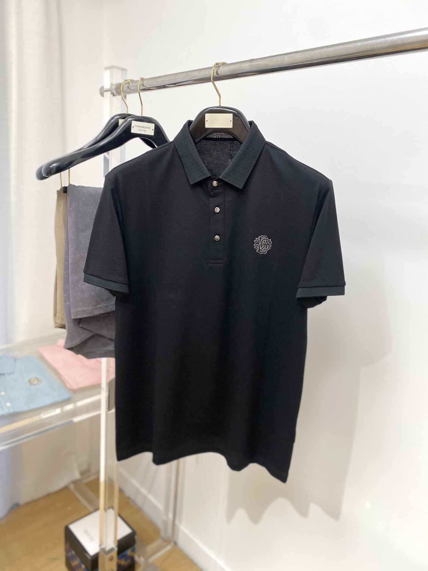 NO:144023,Justcavali, the latest short-sleeved T-shirt in 2025, handsome and fashionable, exquisite embroidered letter logo on the chest, simple and versatile style. The fabric cotton is not only crisp, maintains the trendy silhouette, and is also comfortable to wear, and the yarn is more delicate, the number M-3XL, T-shirt,tees, t-shirt,alexander wang19860909Justcavali、2025最新款短袖T恤,帅气时尚,胸前精致刺绣字母logo,简约百搭款.面料棉 不仅挺括,保持潮流的廓形,又穿着舒适,纱织更细腻,码数M-3XL,,T-shirt,tees，t-shirt,alexander wang,Men's clothing