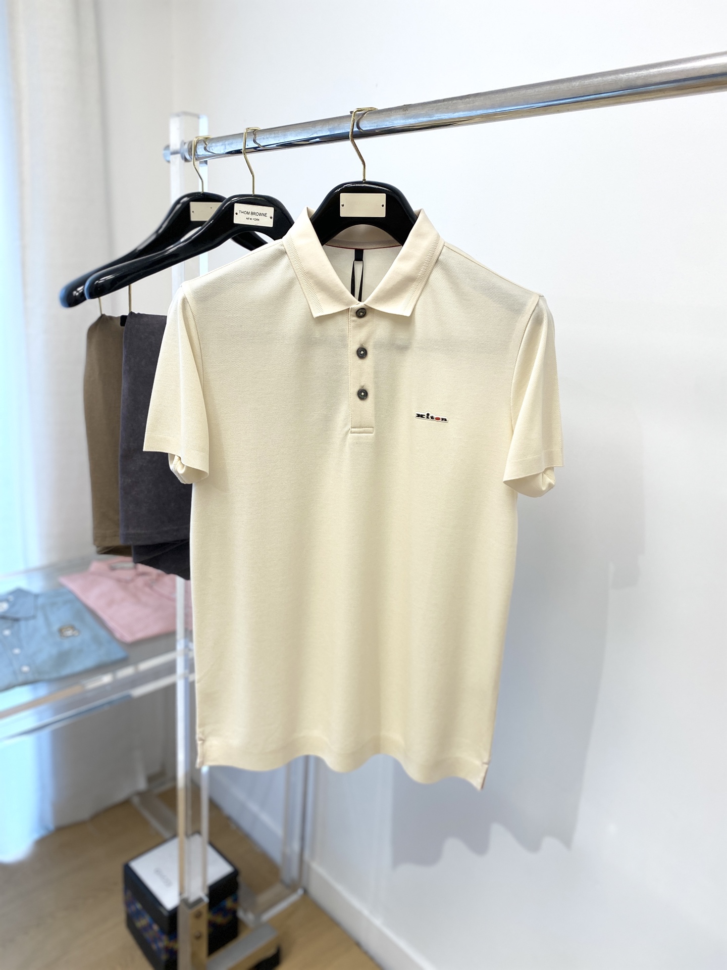 NO:145913,Kiton fashion brand, the latest short-sleeved T-shirt in 2025, handsome and fashionable, chest design, bump-printed letter logo, simple and versatile. Fabric cotton is not only crisp, maintains the trendy silhouette, but also comfortable to wear, and the yarn is more delicate, the number M-3XL, T-shirt,tees, t-shirt,alexander wang19860909Kiton 时尚潮牌、2025最新款短袖T恤,帅气时尚,胸前设计凹凸印胶字母logo,简约百搭款.面料棉 不仅挺括,保持潮流的廓形,又穿着舒适,纱织更细腻,码数M-3XL,,T-shirt,tees，t-shirt,alexander wang,Men's clothing