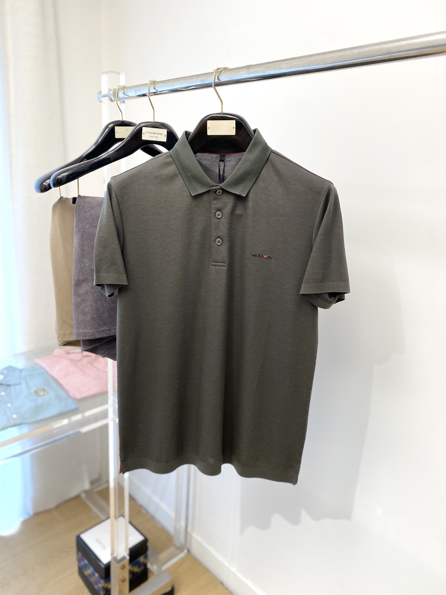 NO:145907,Kiton fashion brand, the latest short-sleeved T-shirt in 2025, handsome and fashionable, chest design, bump-printed letter logo, simple and versatile. Fabric cotton is not only crisp, maintains the trendy silhouette, but also comfortable to wear, and the yarn is more delicate, the number M-3XL, T-shirt,tees, t-shirt,alexander wang19860909Kiton 时尚潮牌、2025最新款短袖T恤,帅气时尚,胸前设计凹凸印胶字母logo,简约百搭款.面料棉 不仅挺括,保持潮流的廓形,又穿着舒适,纱织更细腻,码数M-3XL,,T-shirt,tees，t-shirt,alexander wang,Men's clothing