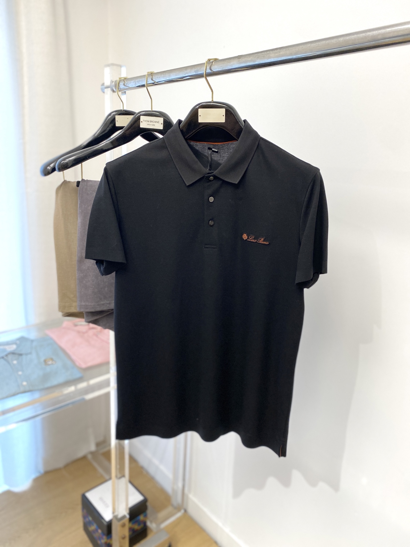 NO:145878,LP, the latest short-sleeved T-shirt in 2025, handsome and fashionable, with concave embroidered pattern letter logo on the chest, simple and versatile style. Fabric cotton is not only crisp, maintains a fashionable silhouette, but also comfortable to wear, and the yarn is more delicate, the number M-3XL, loro piana, T-shirt, tees, t-shirt, alexander wang19860909LP、2025最新款短袖T恤,帅气时尚,胸前凹凸刺绣图案字母logo,简约百搭款.面料棉 不仅挺括,保持潮流的廓形,又穿着舒适,纱织更细腻,码数M-3XL,,loro piana,T-shirt,tees，t-shirt,alexander wang,Men's clothing