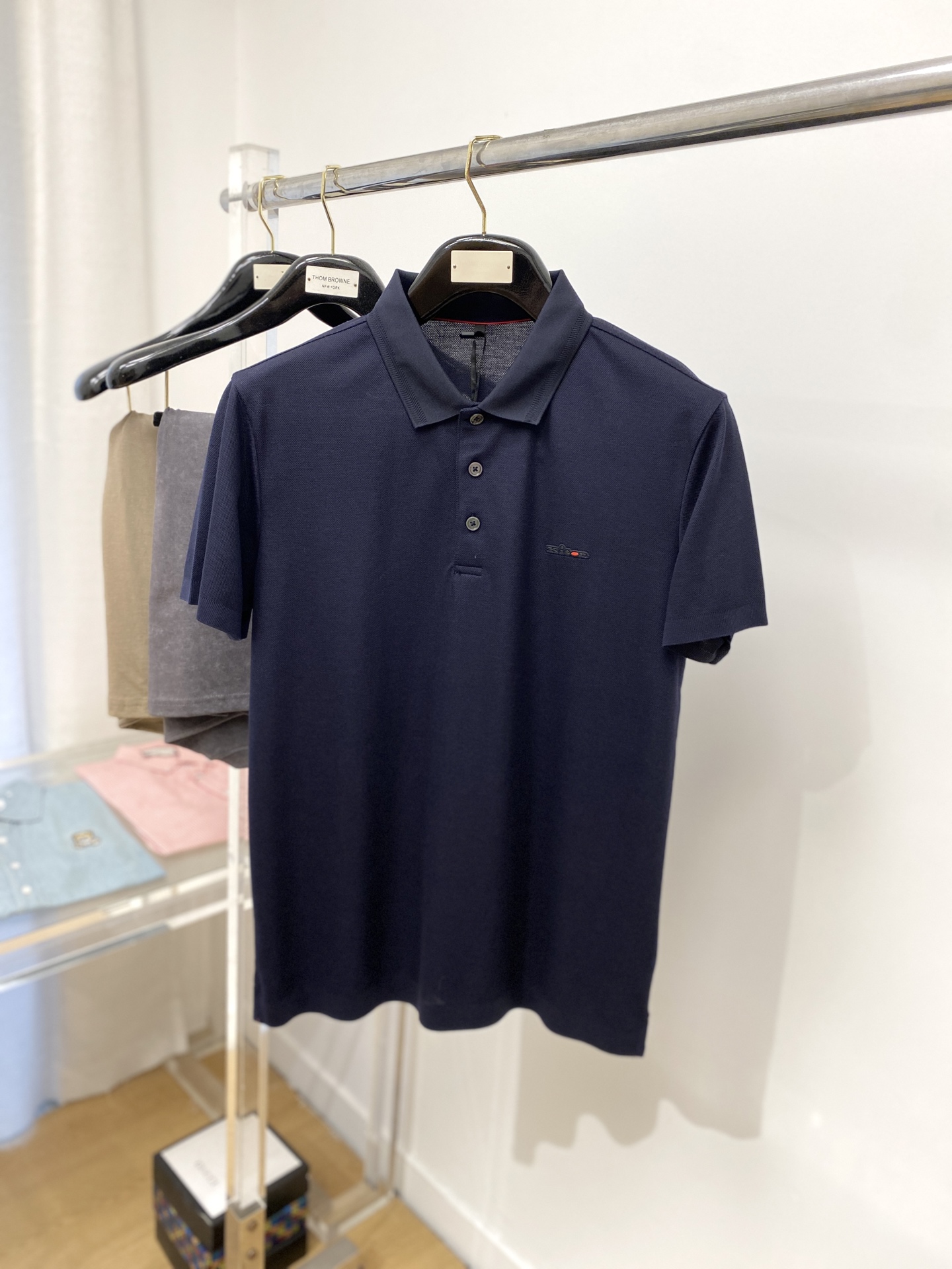 NO:145900,Kiton fashion brand, the latest short-sleeved T-shirt in 2025, handsome and fashionable, chest design, bump-printed letter logo, simple and versatile. Fabric cotton is not only crisp, maintains the trendy silhouette, but also comfortable to wear, and the yarn is more delicate, the number M-3XL, T-shirt,tees, t-shirt,alexander wang19860909Kiton 时尚潮牌、2025最新款短袖T恤,帅气时尚,胸前设计凹凸印胶字母logo,简约百搭款.面料棉 不仅挺括,保持潮流的廓形,又穿着舒适,纱织更细腻,码数M-3XL,,T-shirt,tees，t-shirt,alexander wang,Men's clothing